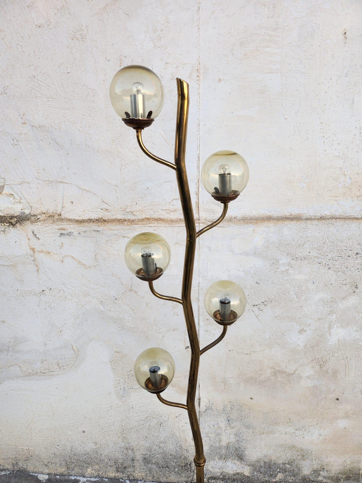 Schöne und einzigartige italienische Stehlampe  1960er Jahre im Stil von Stilnovo, bestehend aus einem gewellten Messingstab und fünf Rauchglaskugeln. Sockel aus rotem Verona-Marmor.
Neue Elektroinstallation