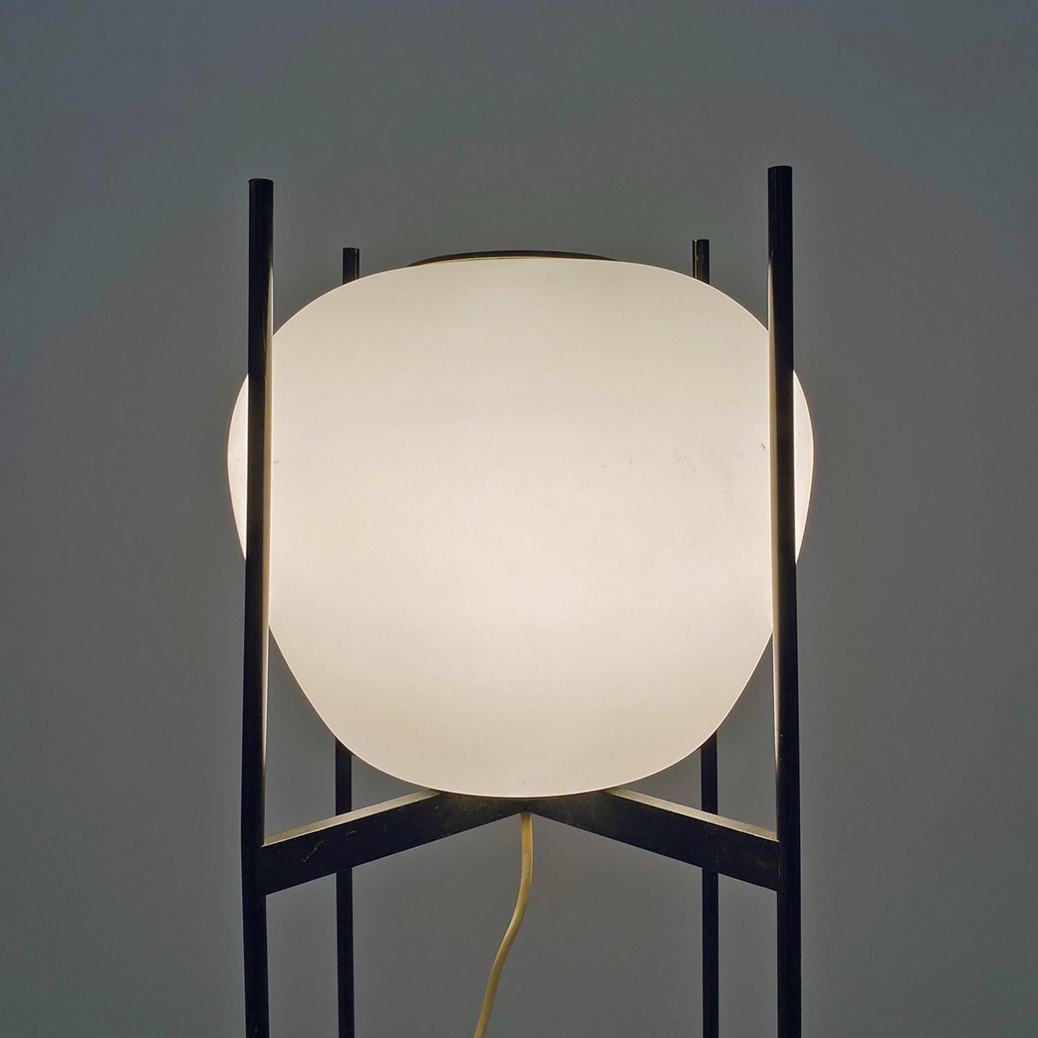 Lampada da terra italiana in metallo nero, vetro opalino bianco e ottone, 1950 12