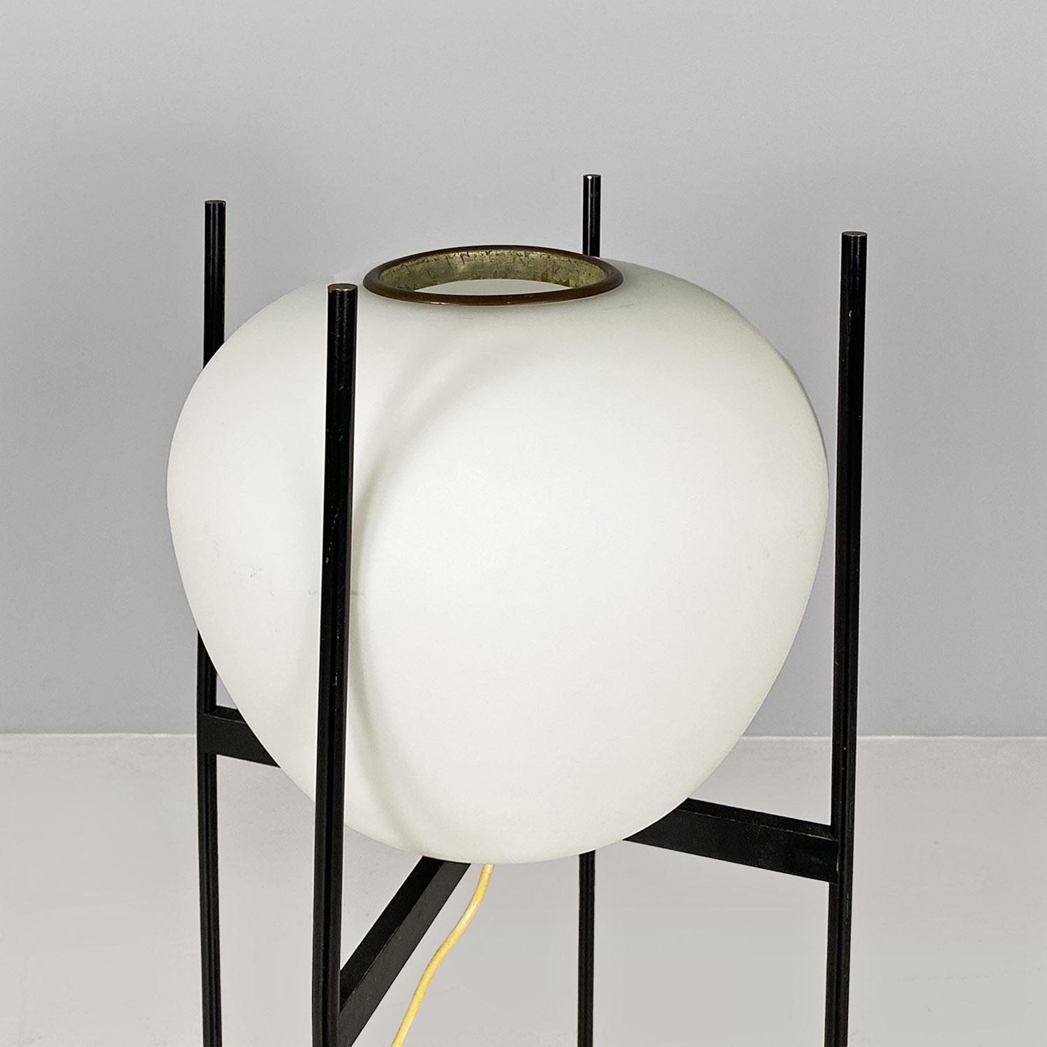 Italian Lampada da terra italiana in metallo nero, vetro opalino bianco e ottone, 1950