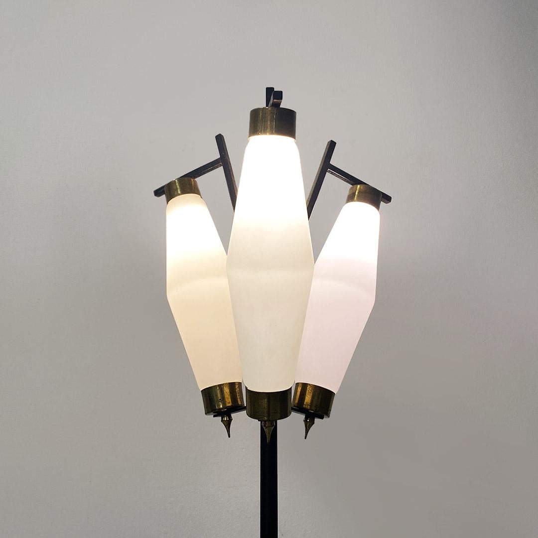 Italian Lampada da terra italiana, metà secolo in vetro opalino e metallo a 3 luci 1950s