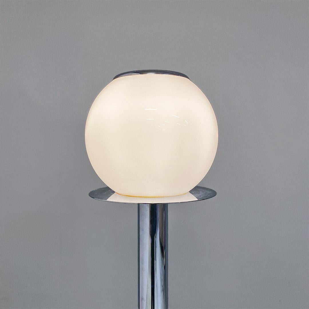 Lampada da terra italiana, moderna, in acciaio cromato e vetro opalino, 1970 ca. For Sale 3