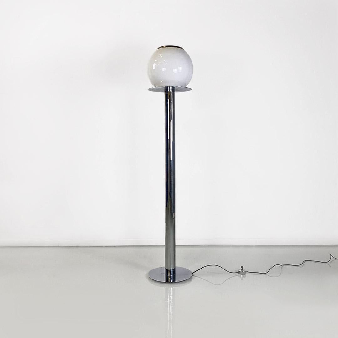 Lampadaire moderne italien en acier chromé et verre opalin, années 1970.
Lampadaire avec structure en acier chromé, avec une base ronde plate, miroir dans la partie supérieure sur laquelle est fixé un diffuseur sphérique en verre opalin, avec une
