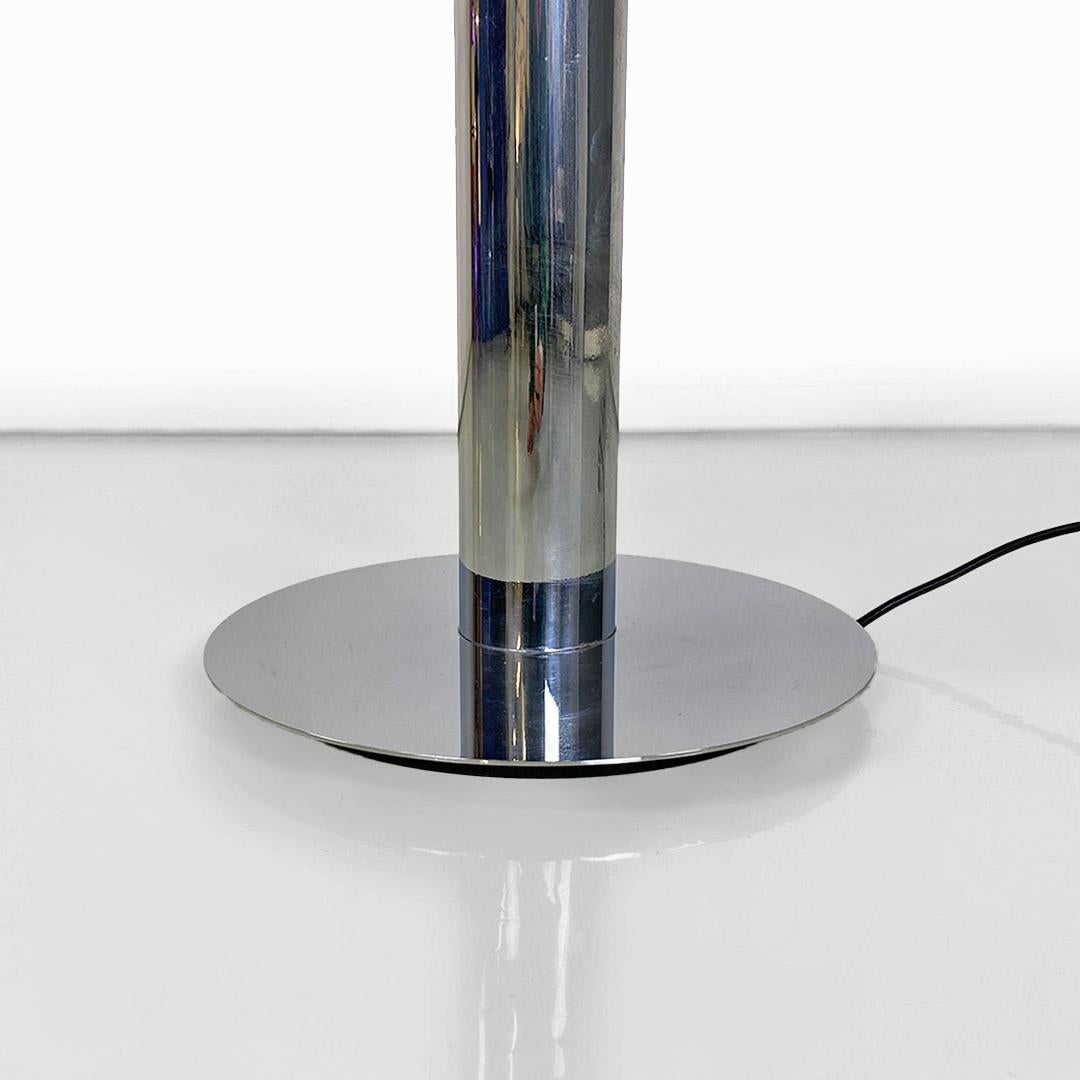 Lampadaire moderne italien en acier chromé et verre opalin, 1970 en vente 1