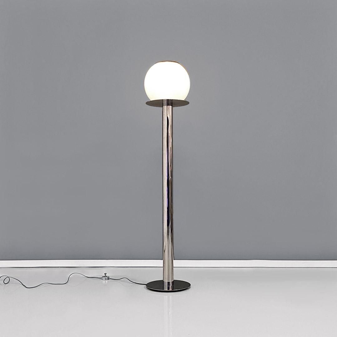 Lampadaire moderne italien en acier chromé et verre opalin, 1970 en vente 2