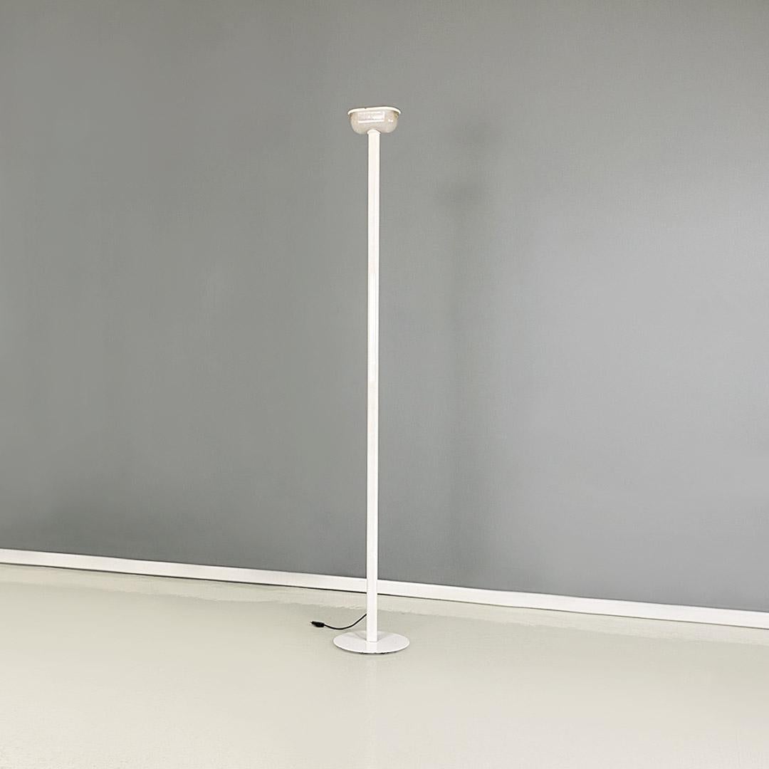 Italian modern white metal and knurled glass floor lamp, 1980s.
Floor lamp with white enamelled metal structure and pedestal and knurled glass lampshade on the inside.
Halogen bulb socket.
1980 approx.
Good condition.
Measurements in cm