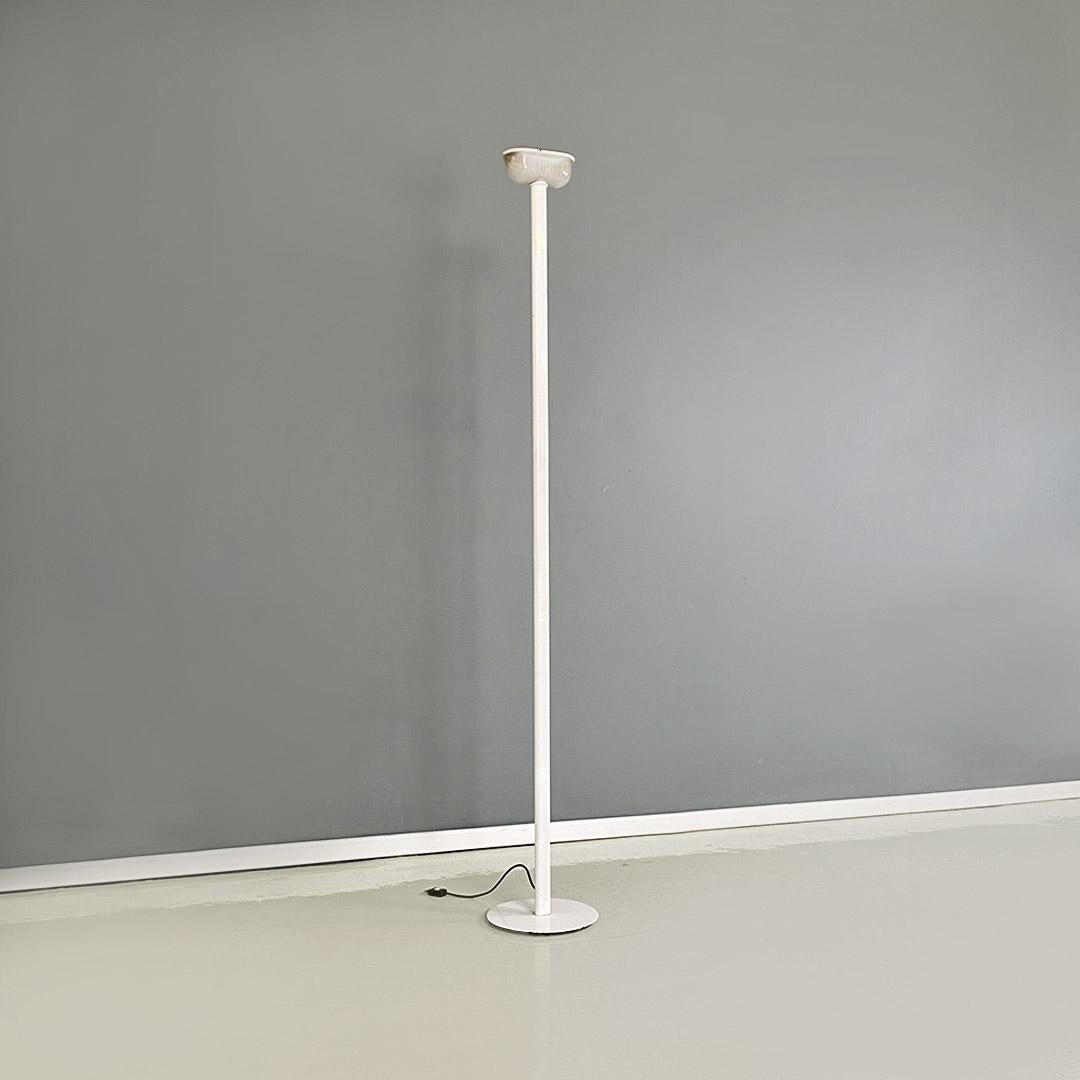 Floor lamp, modern Italian, white metal and knurled glass, ca 1980s In Good Condition For Sale In MIlano, IT