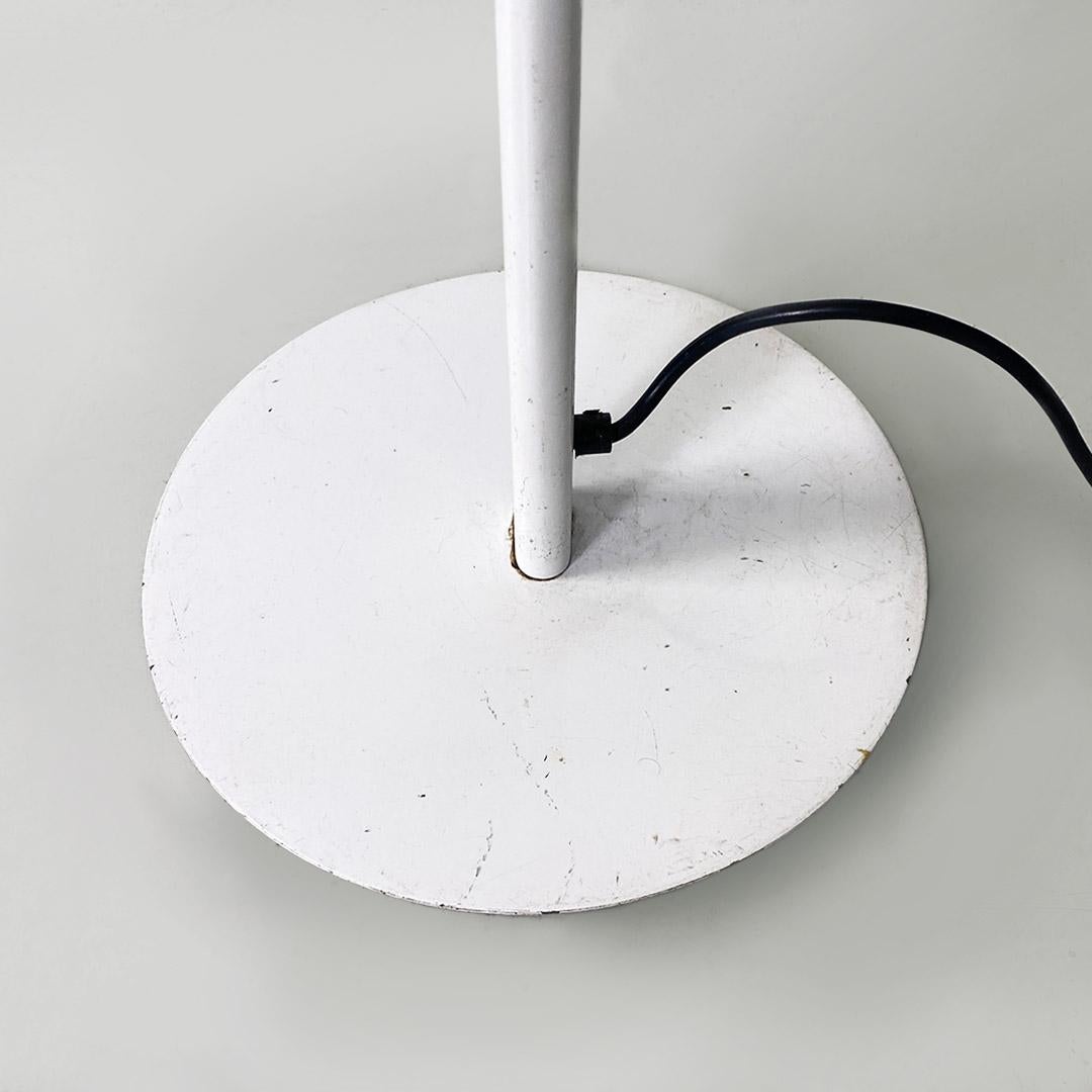 Floor lamp, modern Italian, white metal and knurled glass, ca 1980s For Sale 3