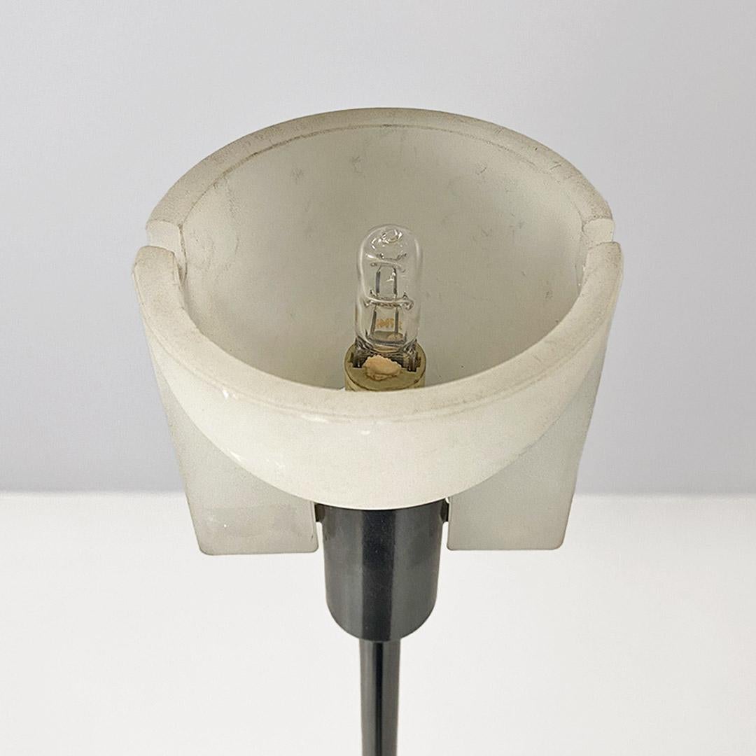 Lampada da terra, italiana moderna, in metallo e vetro opalino di Prandina 1980s For Sale 3