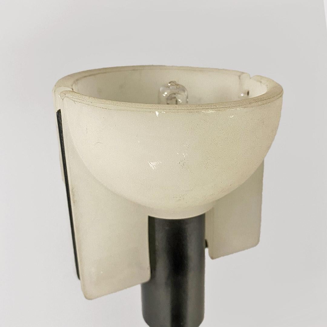 Lampada da terra, italiana moderna, in metallo e vetro opalino di Prandina 1980s For Sale 2