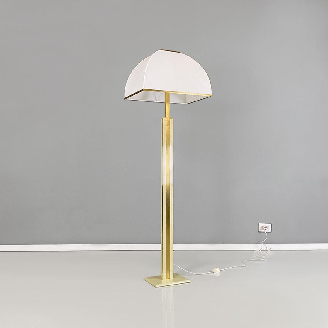 Modern Lampada da terra italiana moderna, ottone, metallo e tessuto bianco crema, 1980s For Sale