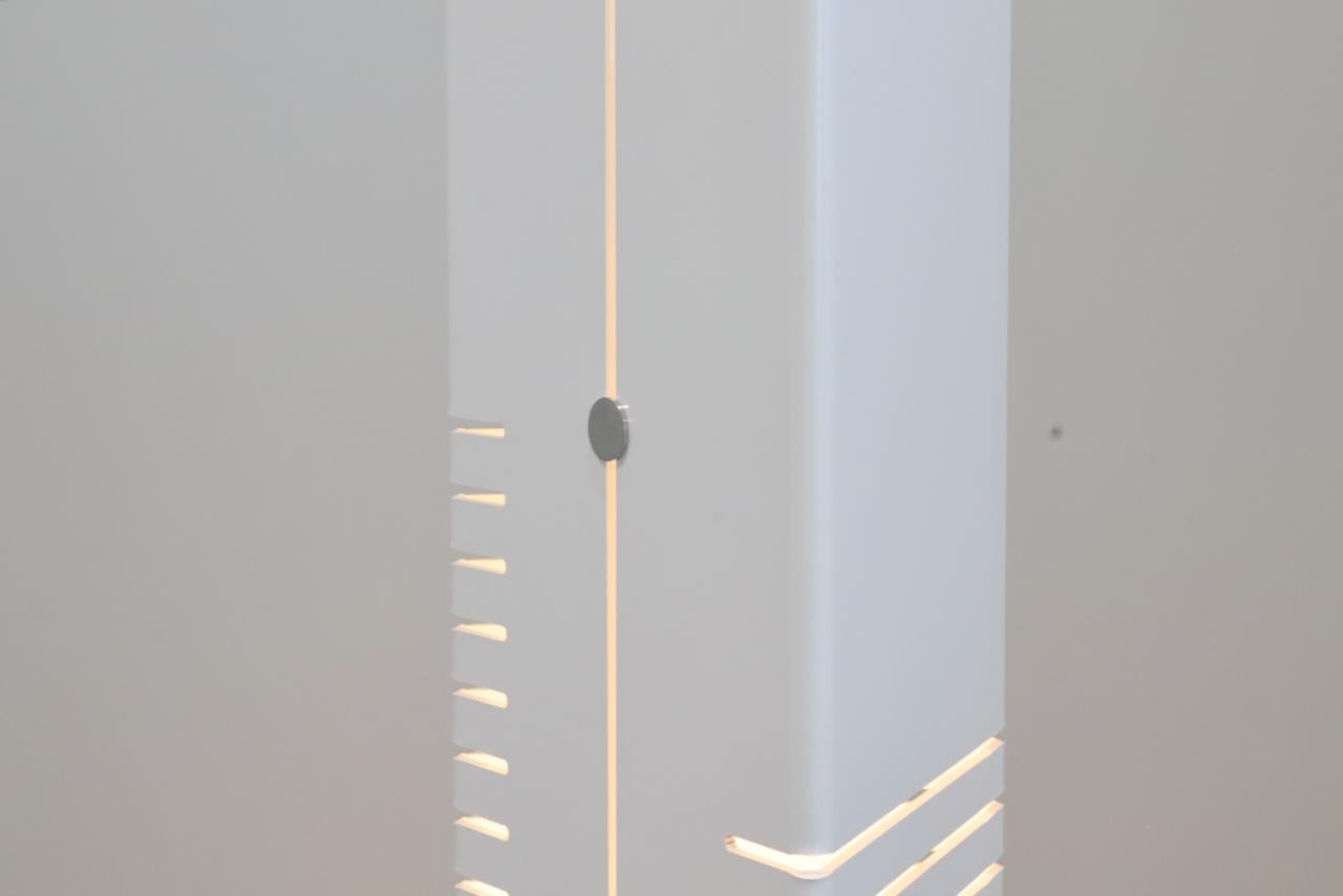 Lampada da terra Lorenzo Carmellini & Enrico Tronconi 'I Personaggi' in Bianco im Zustand „Hervorragend“ im Angebot in Rovereta, Repubblica di San Marino