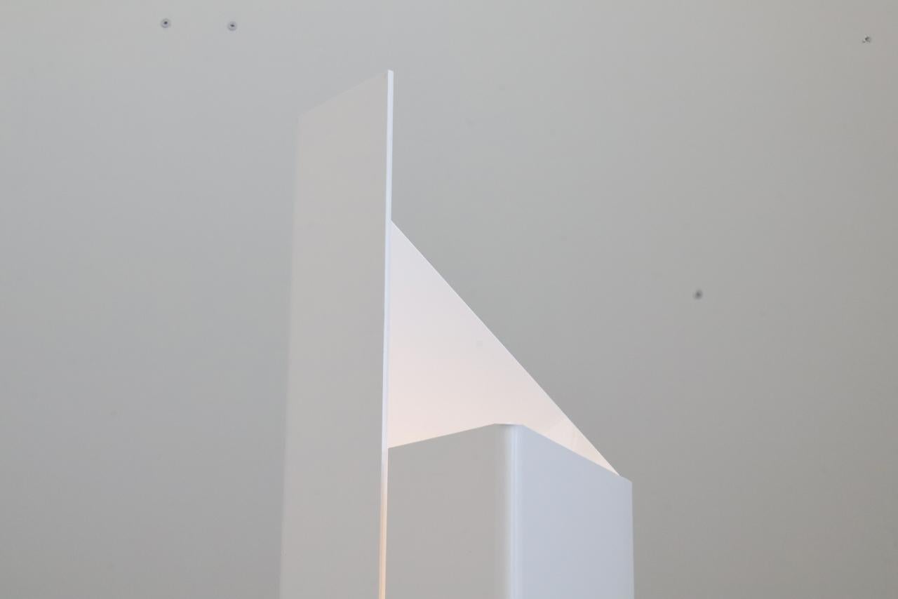 Lampada da terra Lorenzo Carmellini & Enrico Tronconi 'I Personaggi' in Bianco (Ende des 20. Jahrhunderts) im Angebot