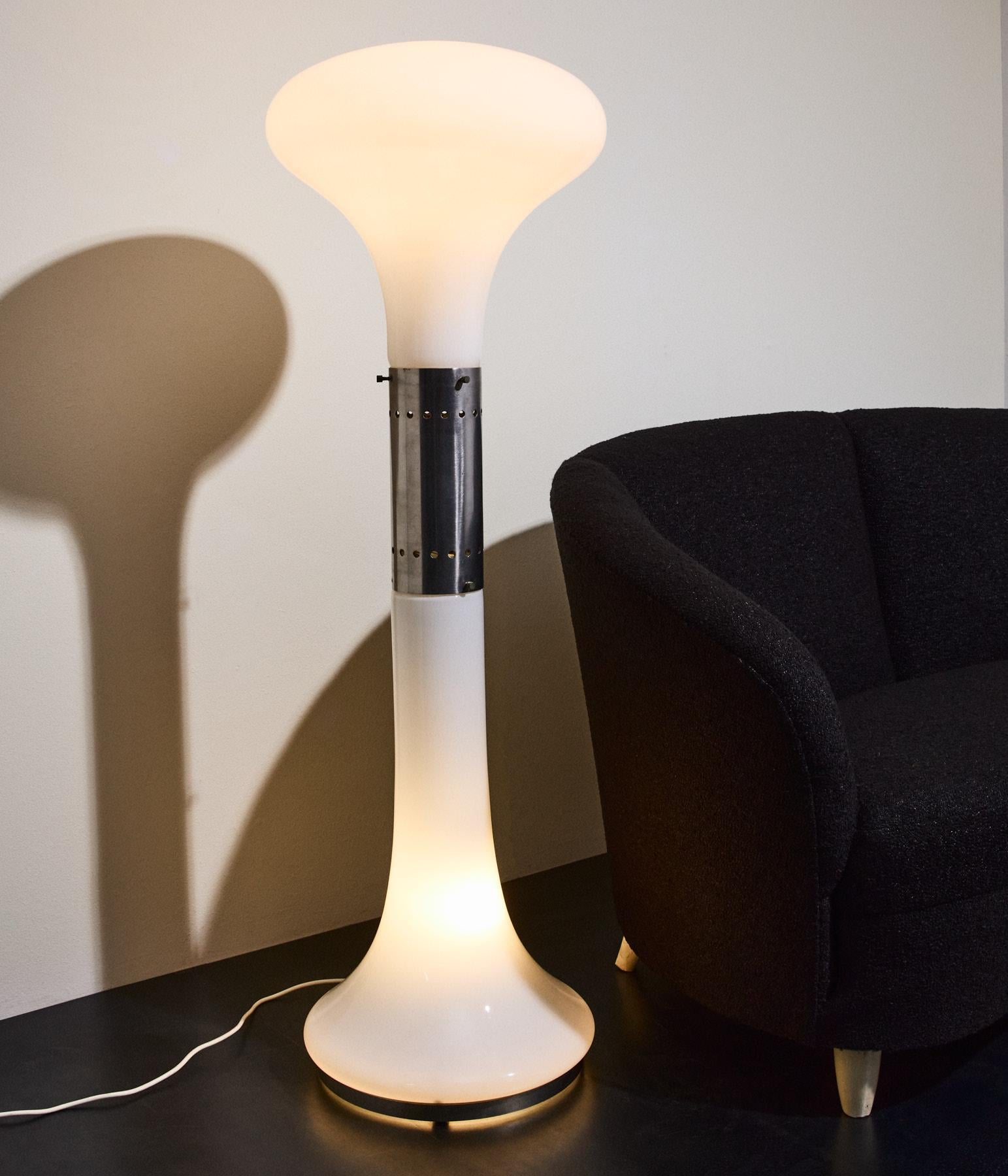 Lampada da terra LT 220 in vetro di Murano soffiato bianco e cromo, disegnata da Carlo Nason per A.V. Mazzega. Anno 1970 ca.
La lampada appartiene ad un fondo di magazzino quindi le condizioni sono pari al nuovo.

Carlo Nason (nato nel 1935 a