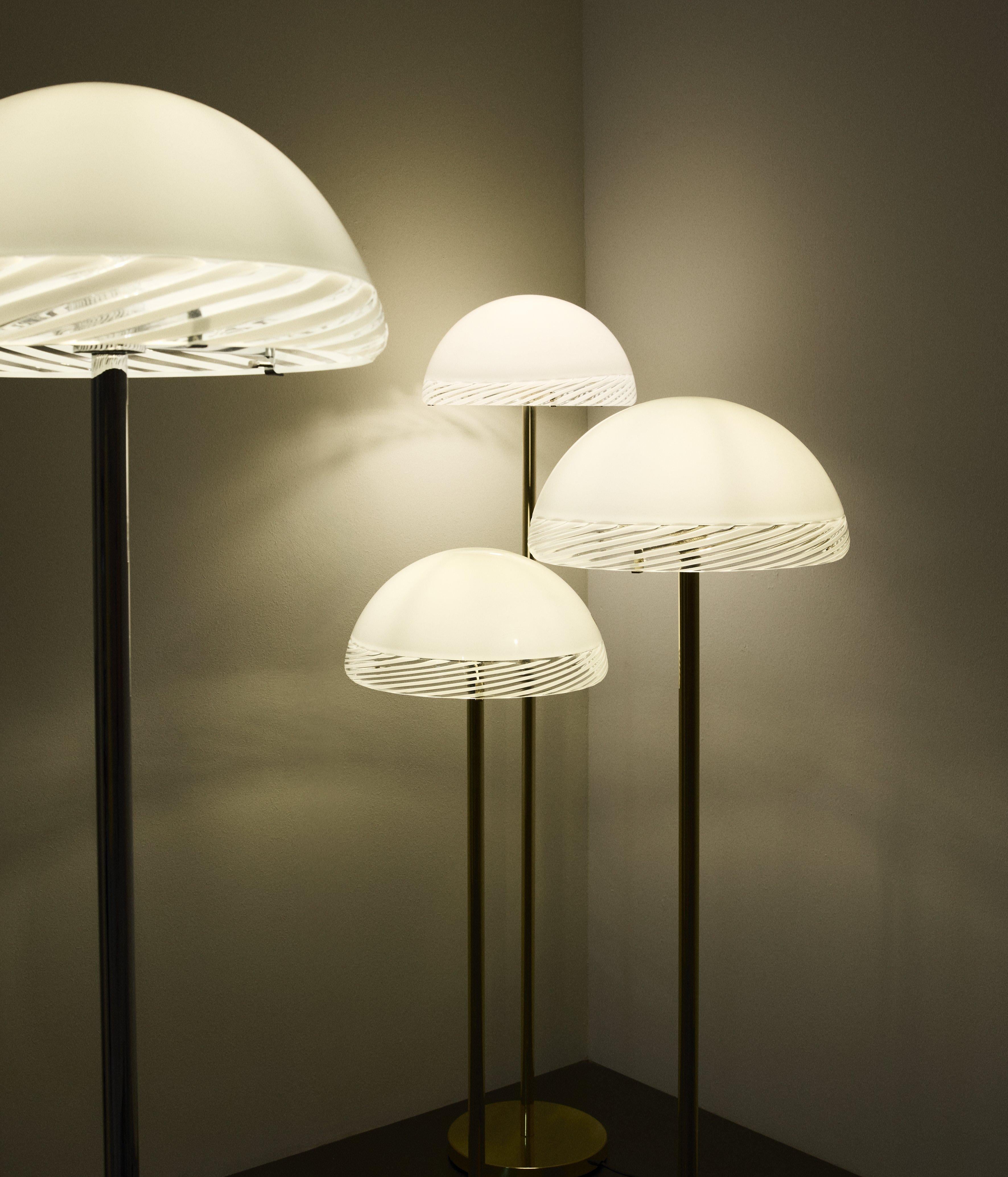 Lampada da terra LT350 in vetro di Murano con filigrana bianca, disegnata da Carlo Nason in diverse altezze (questa è cm 160h) per A.V. Mazzega. Anno 1970 ca. 
La lampada appartiene ad un fondo di magazzino quindi le condizioni sono pari al