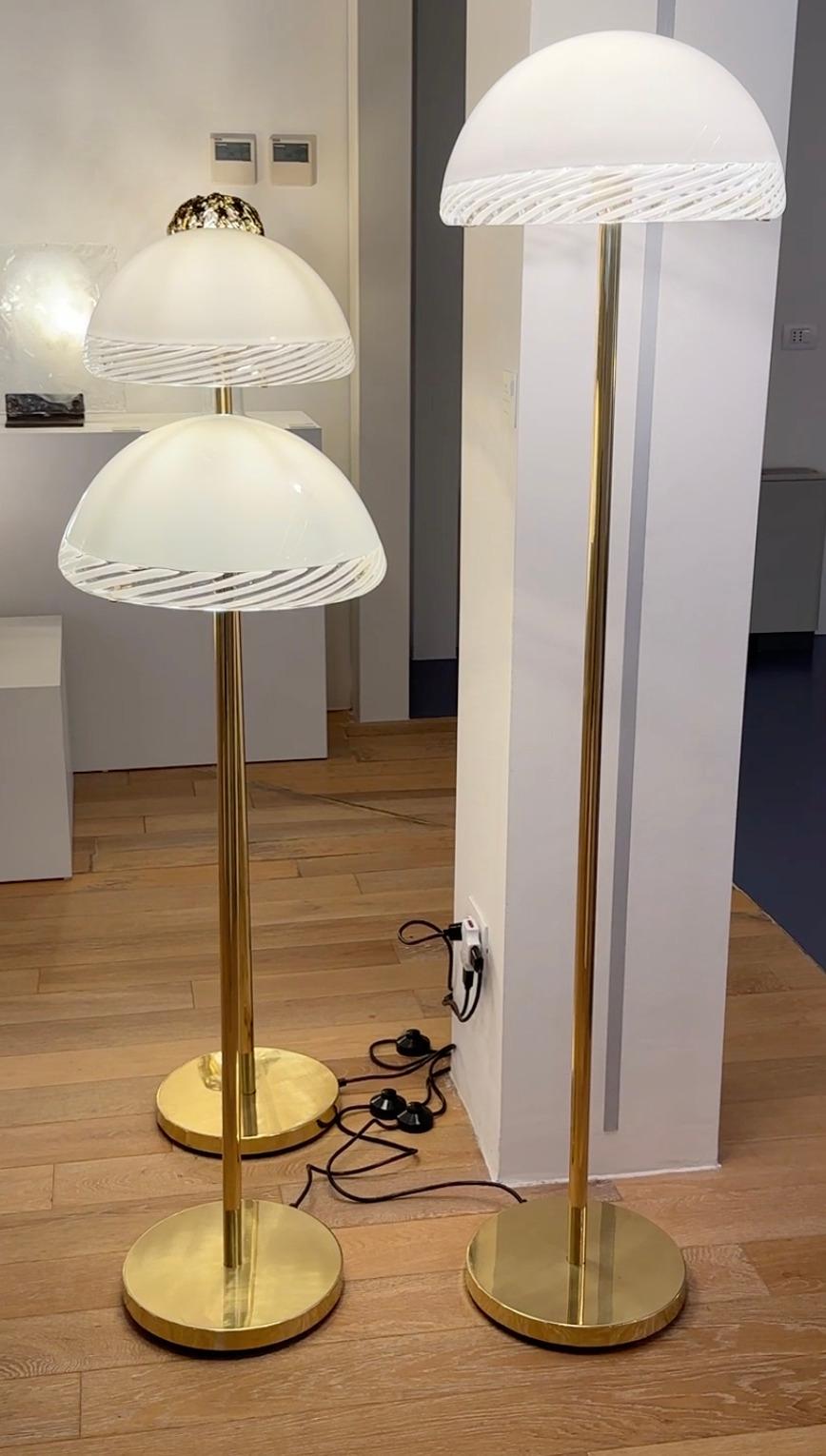 Mid-Century moderno Lampada da terra LT 350 in vetro di Murano, design di Carlo Nason per Mazzega in vendita