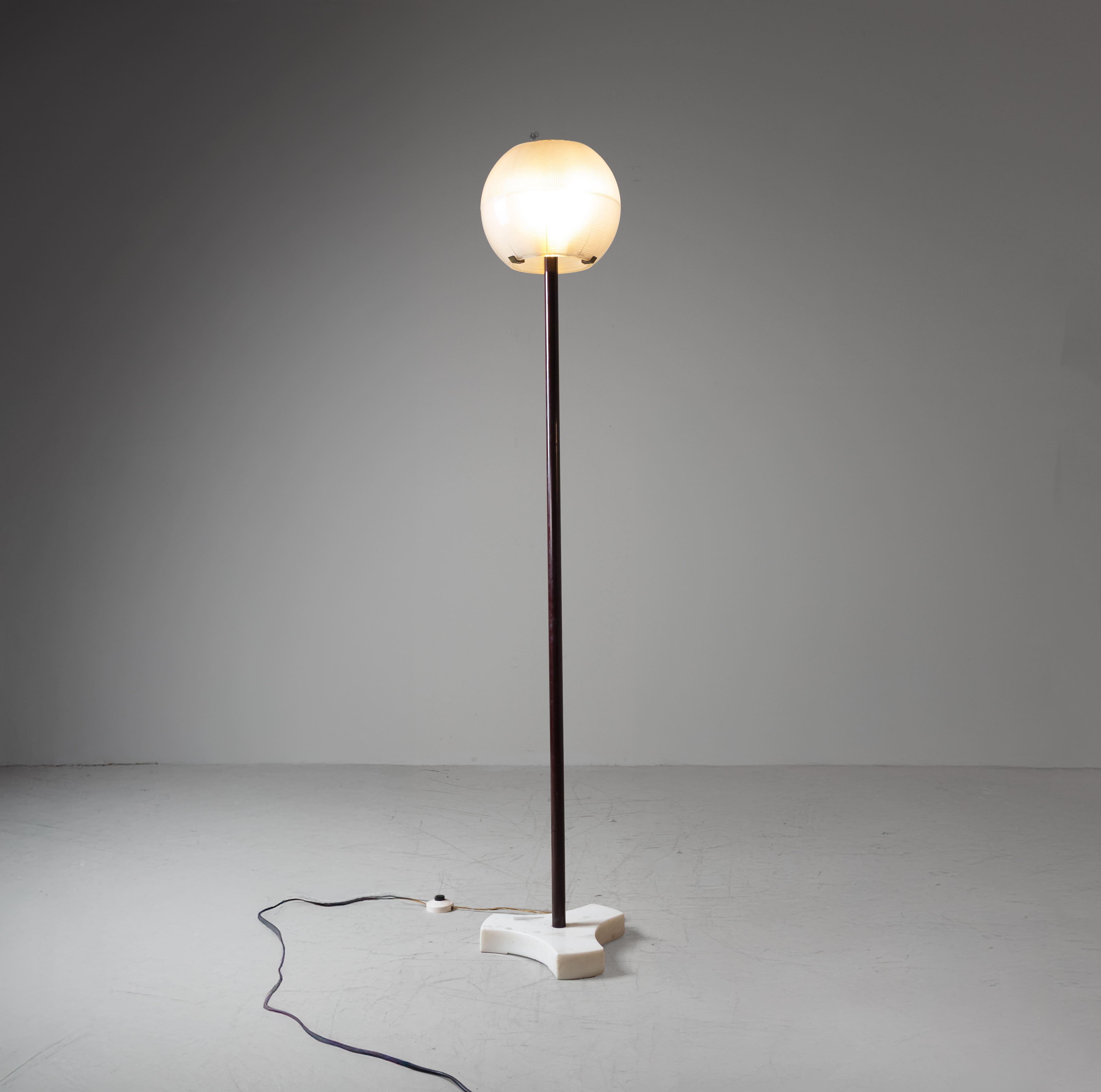 Lampada da terra LTE8, disegnata da Ignazio Gardella nel 1956 per Azucena. Composta da una base in marmo di Carrara, asta in ottone verniciato e diffusore in vetro stampato, rappresenta l’equilibrio perfetto tra materiali pregiati e forme sobrie.