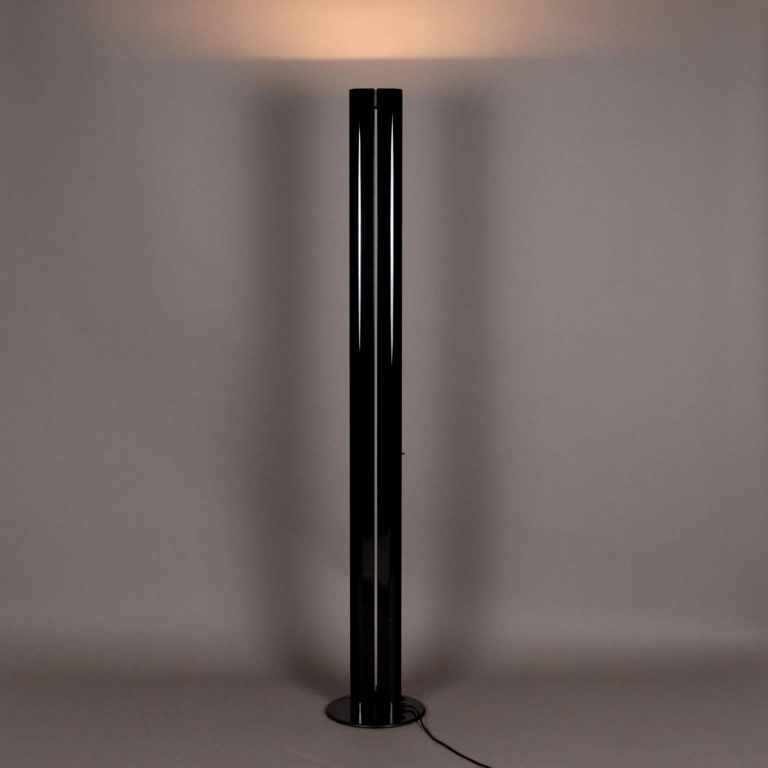 Lampada da terra a luce riflessa e con variatore di intensità luminosa, metallo e alluminio smaltati. Presenta il marchio sotto la base. Buone condizioni.