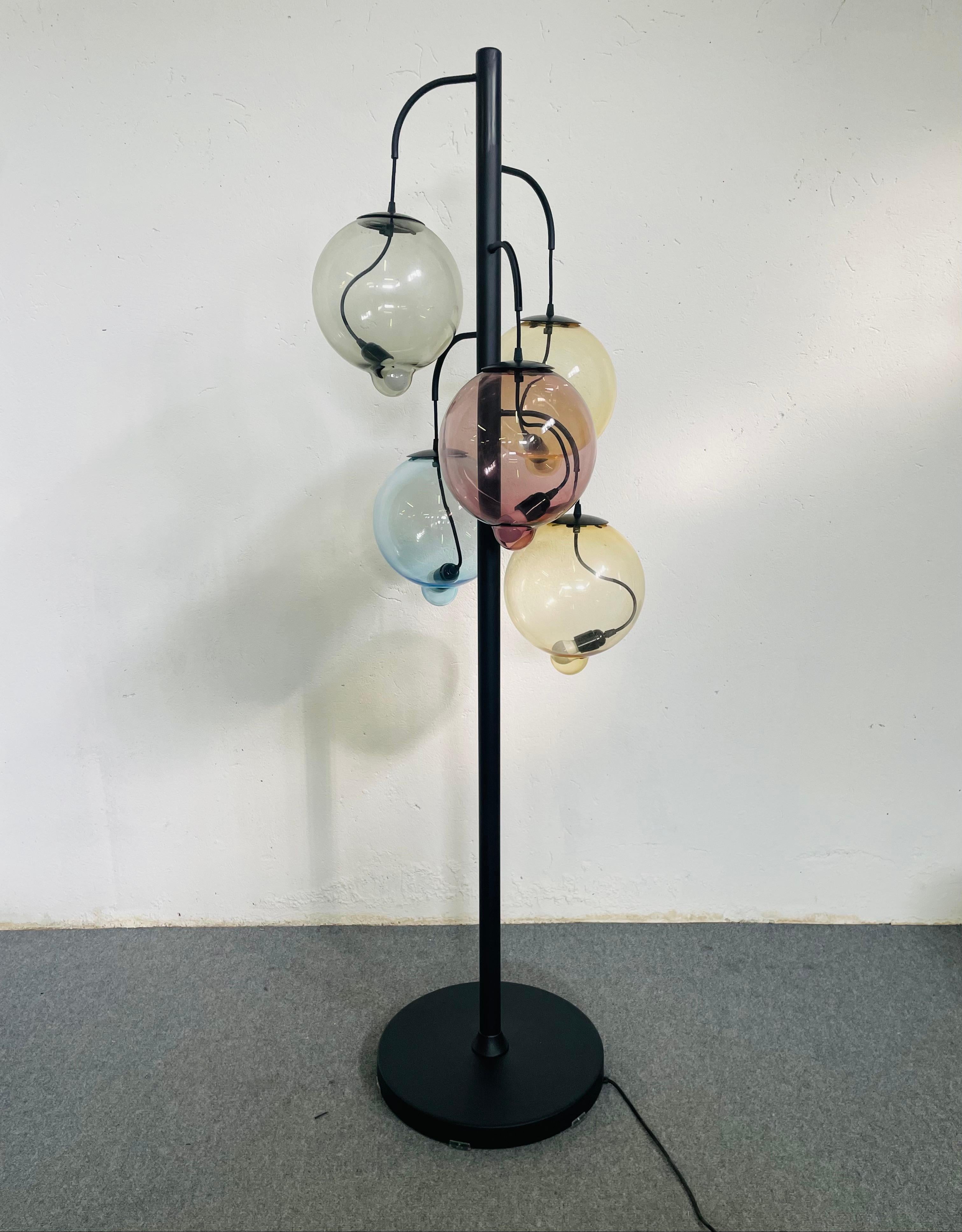 Meltdtown è una lampada da terra, con 5 diffusori in vetro, disegnata da Johan Lindstèn per Cappellini. Struttura in tubolare e lamiera di ferro con finitura verniciata nero opaco.
Meltdown è frutto di una lavorazione artigianale pregiata e