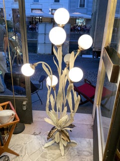 Floor lamp - white lacquered metal é white glass spheres .ITALIA 1970