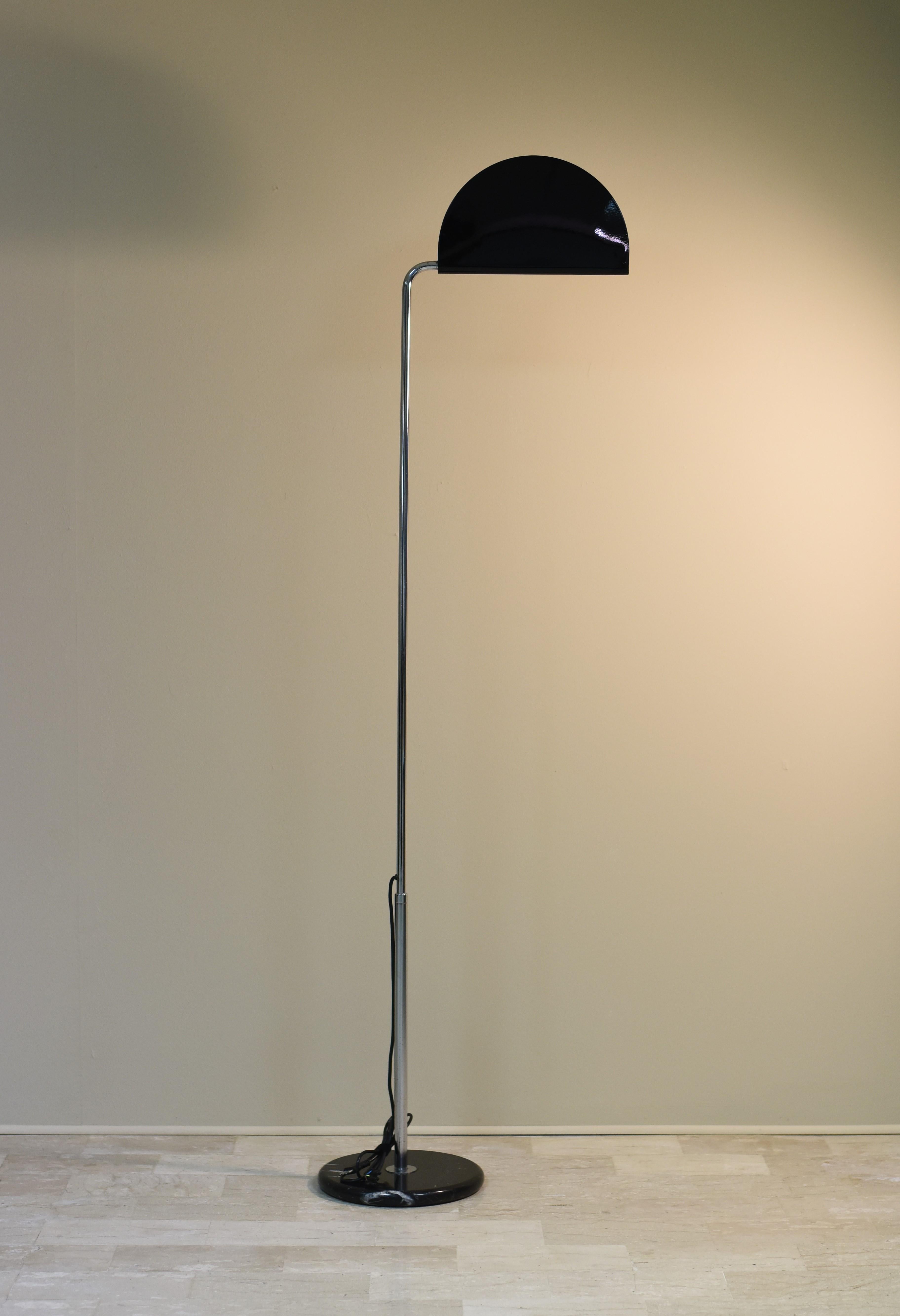 Un design minimal che sprigiona eleganza e raffinatezza... è la lampada da Terra modello Mezzaluna di Bruno Gecchelin per Skipper.

La struttura tubolare è in acciaio cromato, la base in marmo nero Marquinia ed illuminazione alogena con varialuce