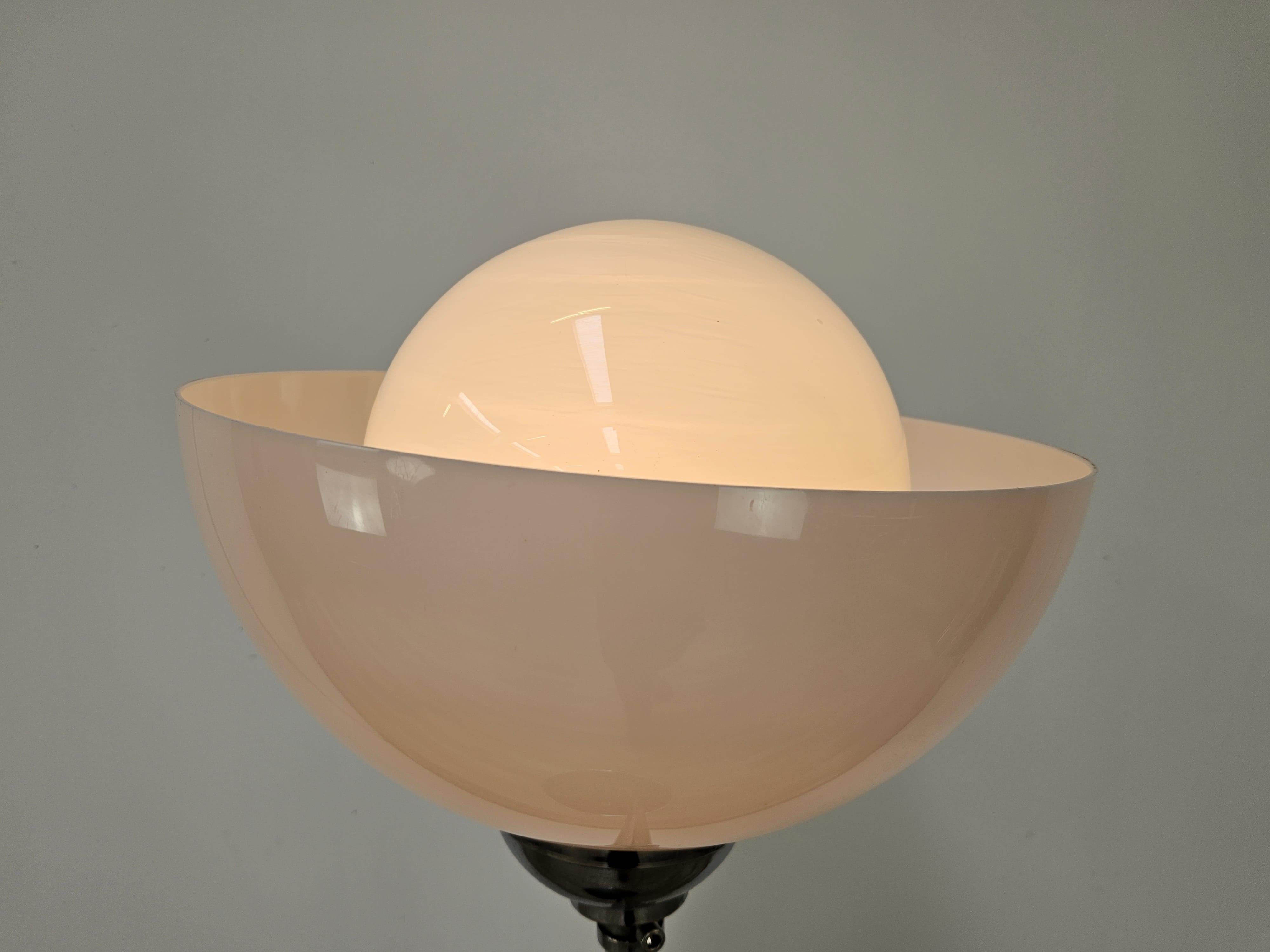 Lampada da terra Mid Century anni '70 in metallo, plexiglass e vetro bianco en venta 8