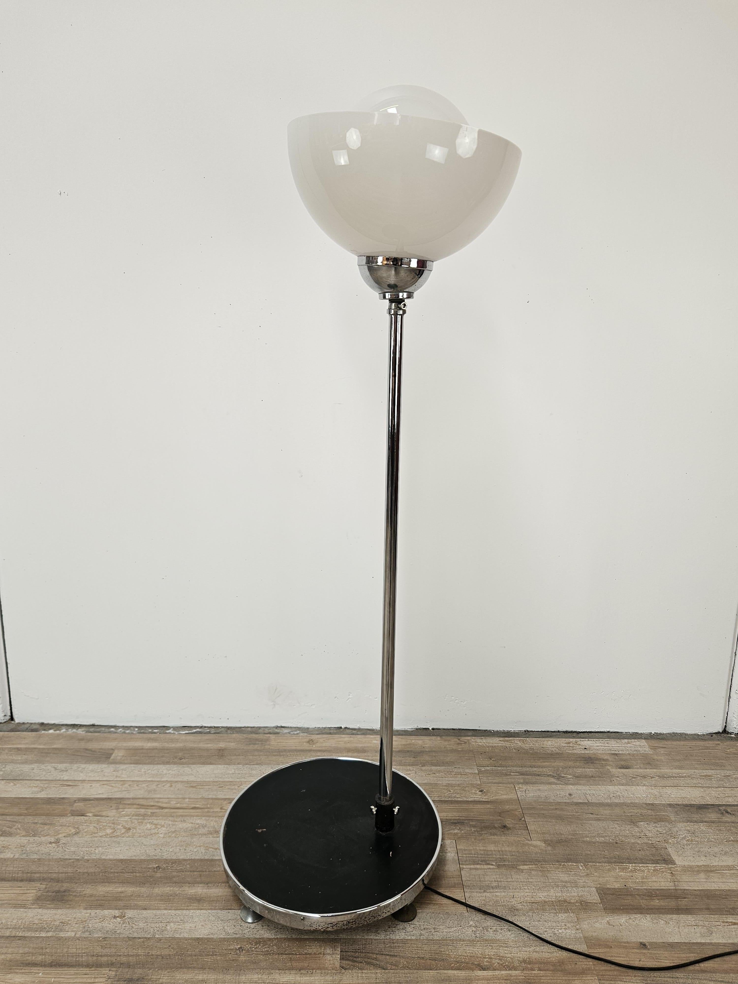 Lampada da terra anni '70 con base in ghisa e struttura in metallo cromato. La plafoniera è in plexiglass bianco con la sfera centrale in vetro leggermente decorato come da foto.

Molto elegante e posizionabile in qualsiasi contesto.

Base D46cm

La