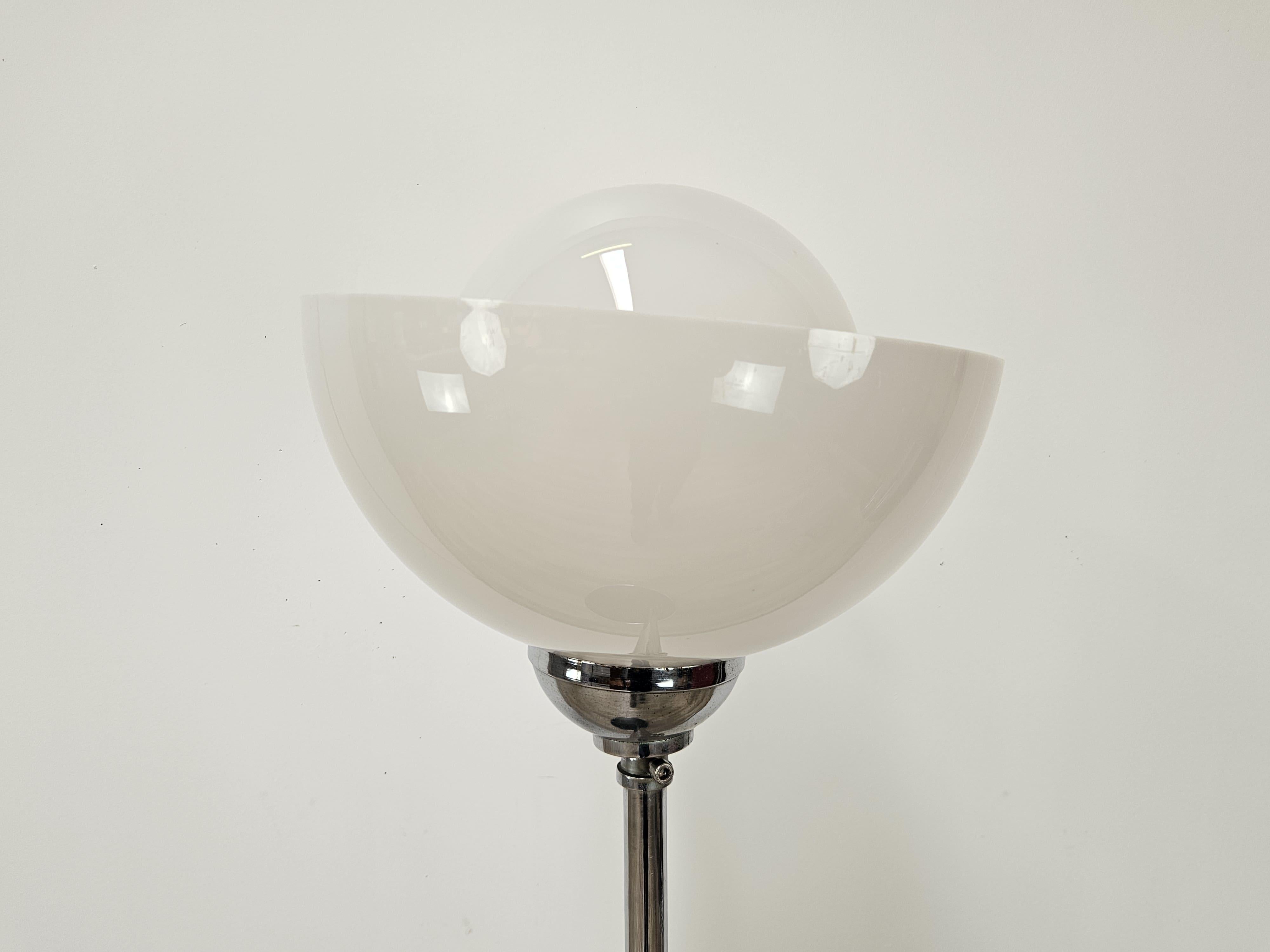 Lampada da terra Mid Century anni '70 in metallo, plexiglass e vetro bianco Moderno de mediados de siglo en venta