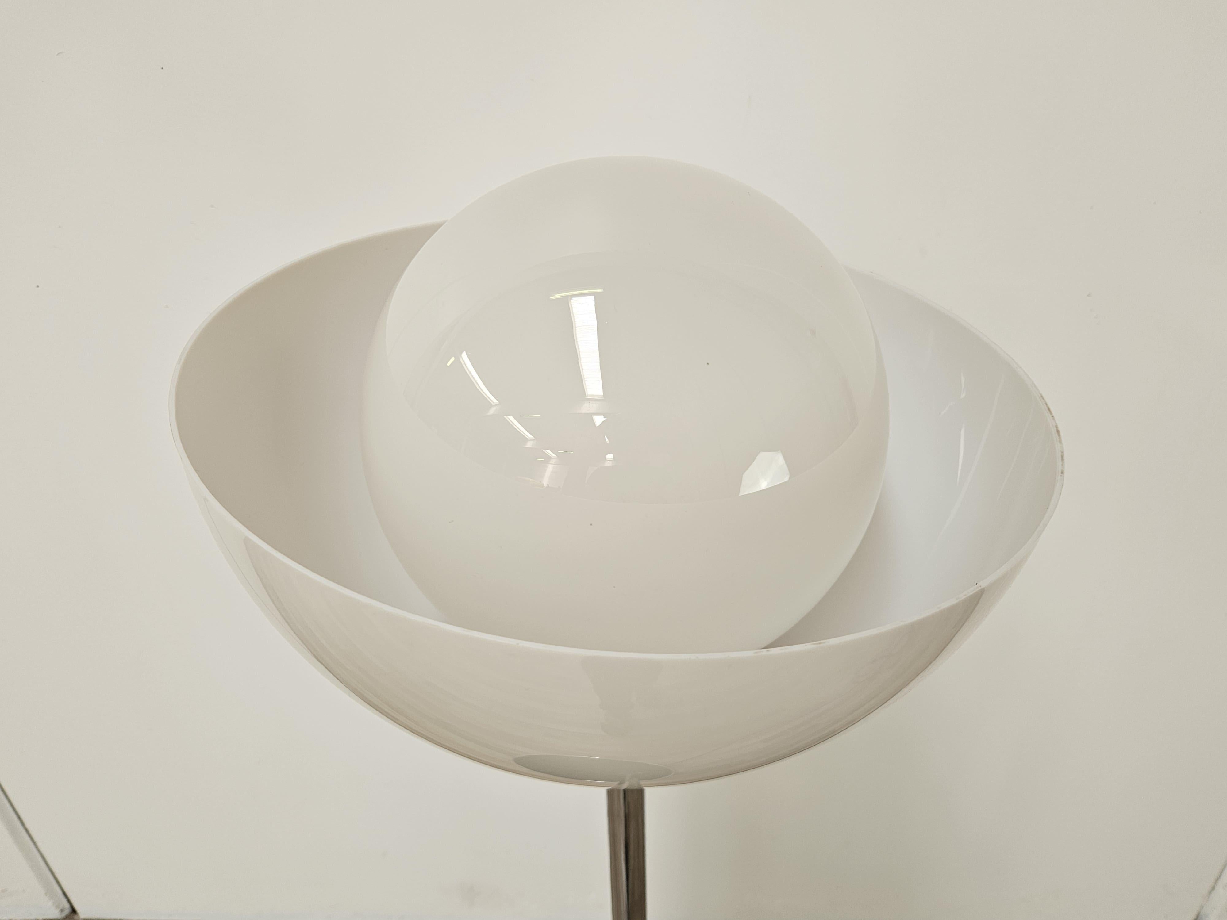 Lampada da terra Mid Century anni '70 in metallo, plexiglass e vetro bianco Italian en venta