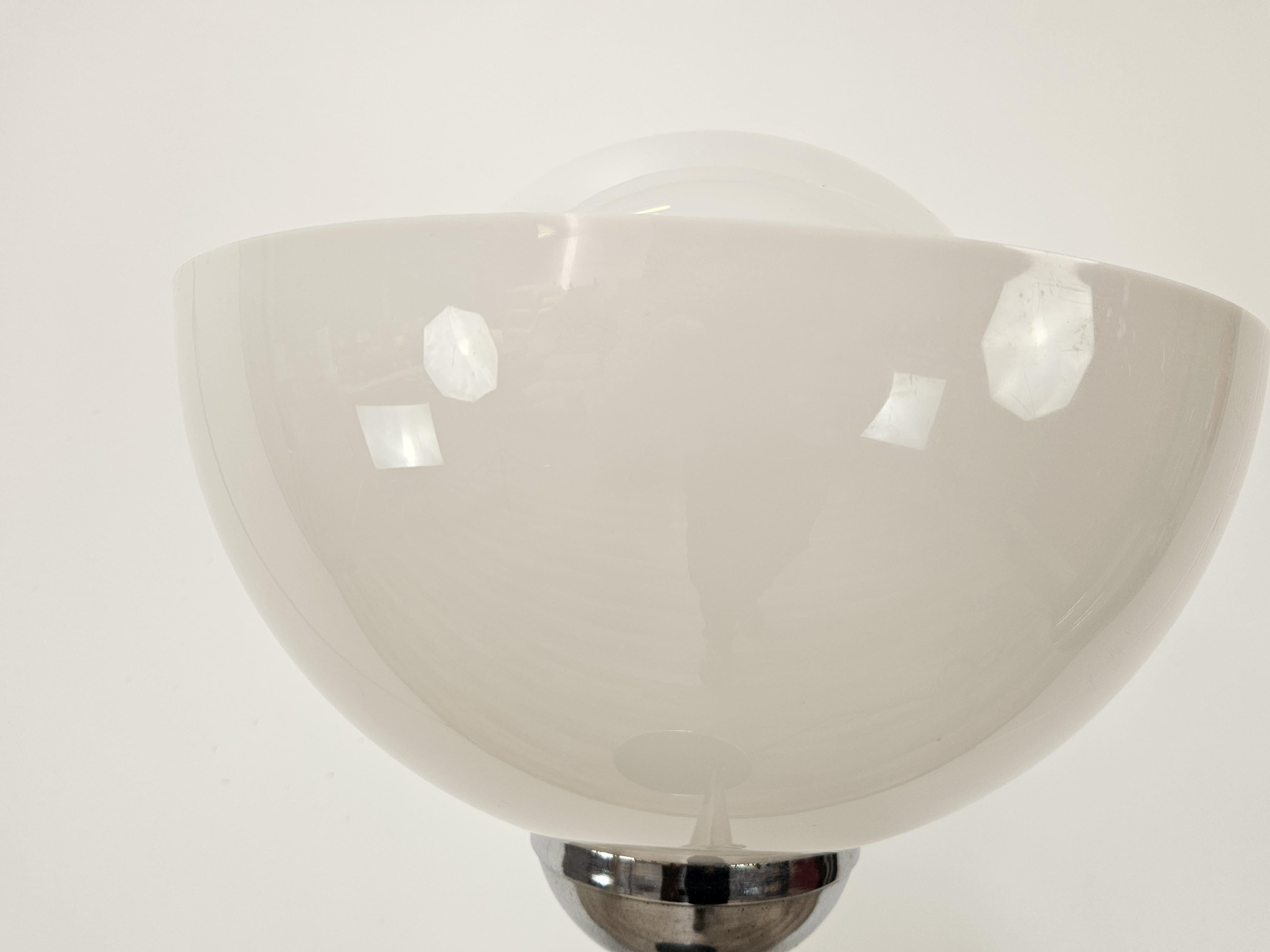 Lampada da terra Mid Century anni '70 in metallo, plexiglass e vetro bianco en Bueno estado para la venta en Premariacco, IT