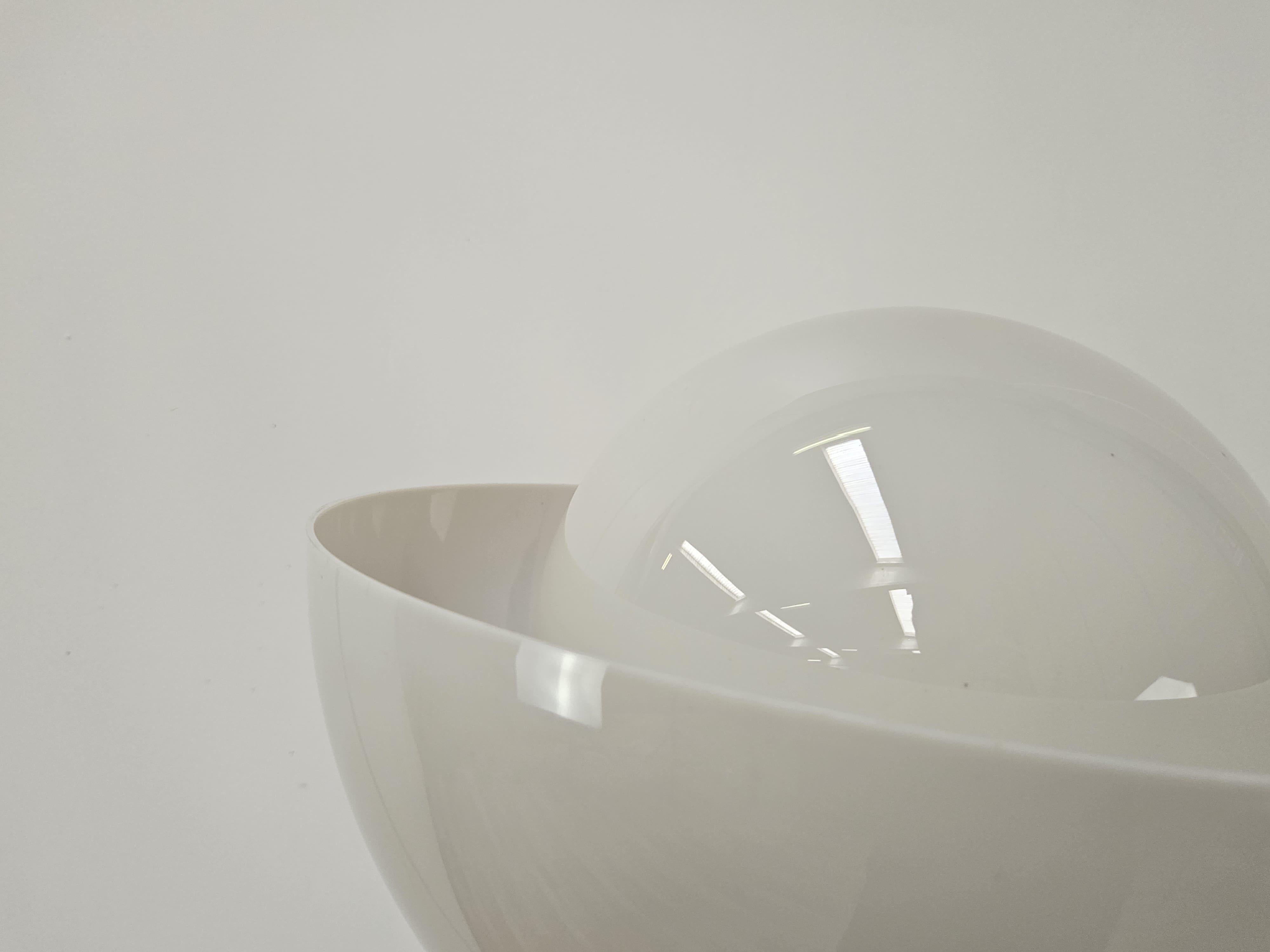 Lampada da terra Mid Century anni '70 in metallo, plexiglass e vetro bianco Late 20th Century en venta
