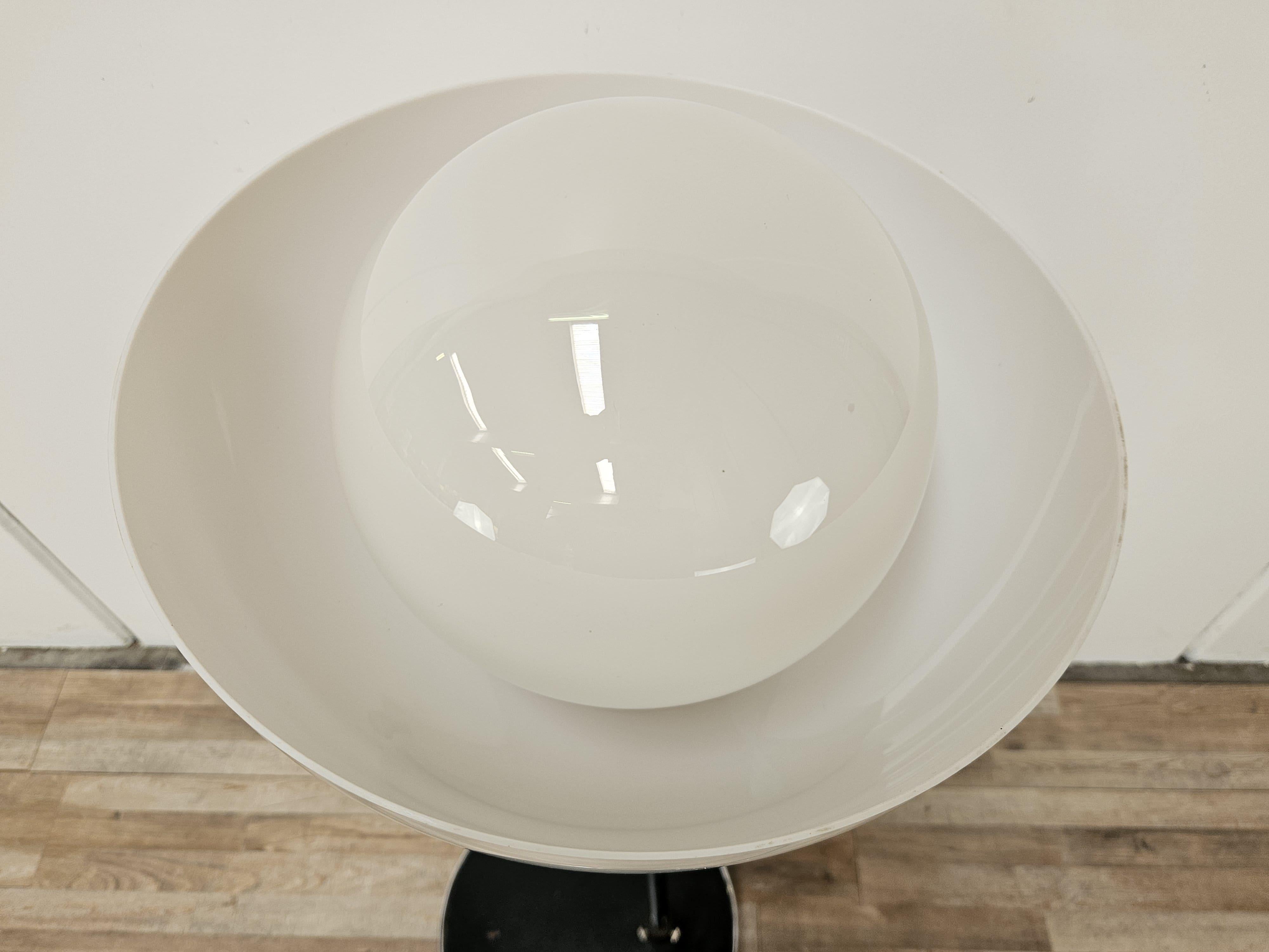 Lampada da terra Mid Century anni '70 in metallo, plexiglass e vetro bianco Metal en venta