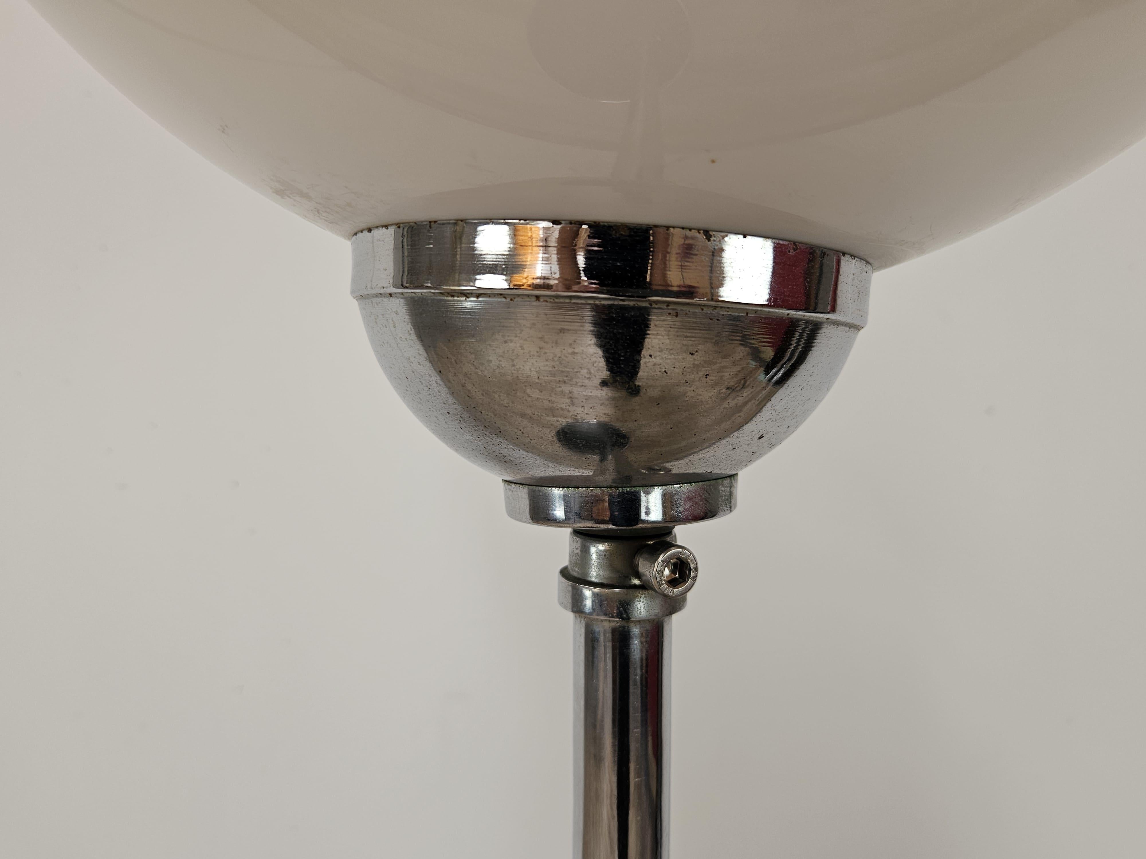 Lampada da terra Mid Century anni '70 in metallo, plexiglass e vetro bianco en venta 1