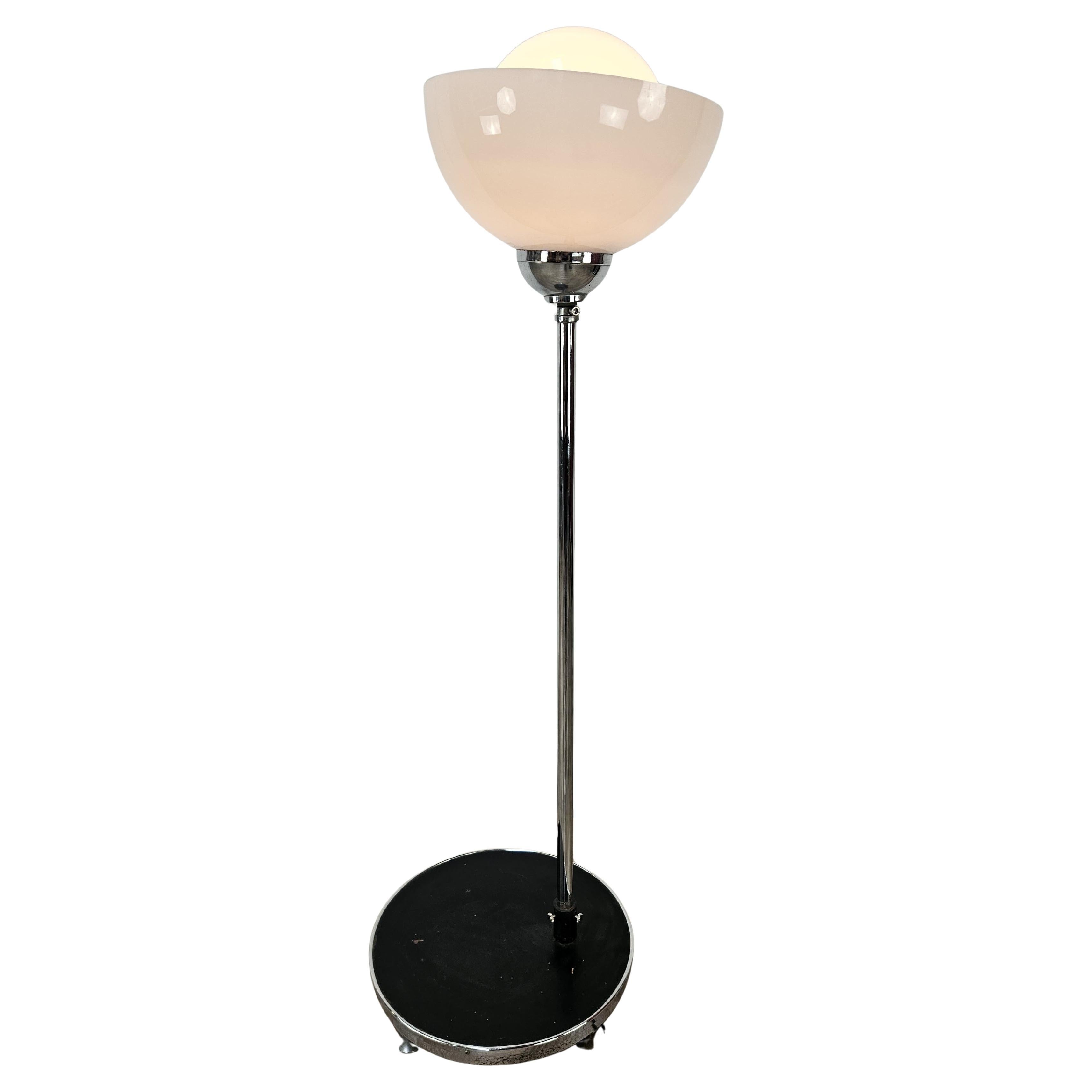 Lampada da terra Mid Century anni '70 in metallo, plexiglass e vetro bianco en venta
