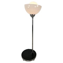 Lampada da terra Mid Century anni '70 in metallo, plexiglass e vetro bianco