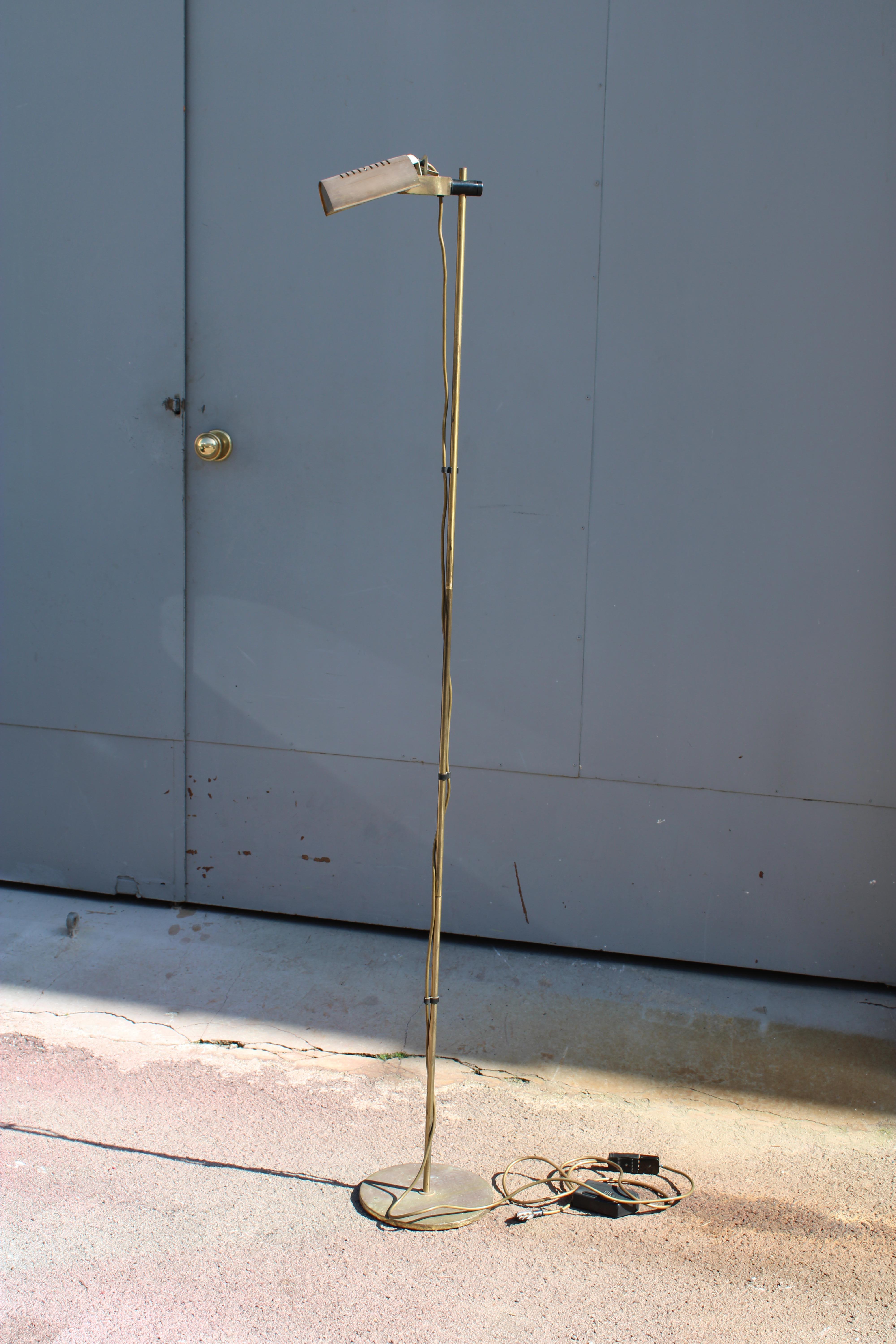 Lampadaire minimal et rationnel en laiton massif 1970 Italie en vente 3