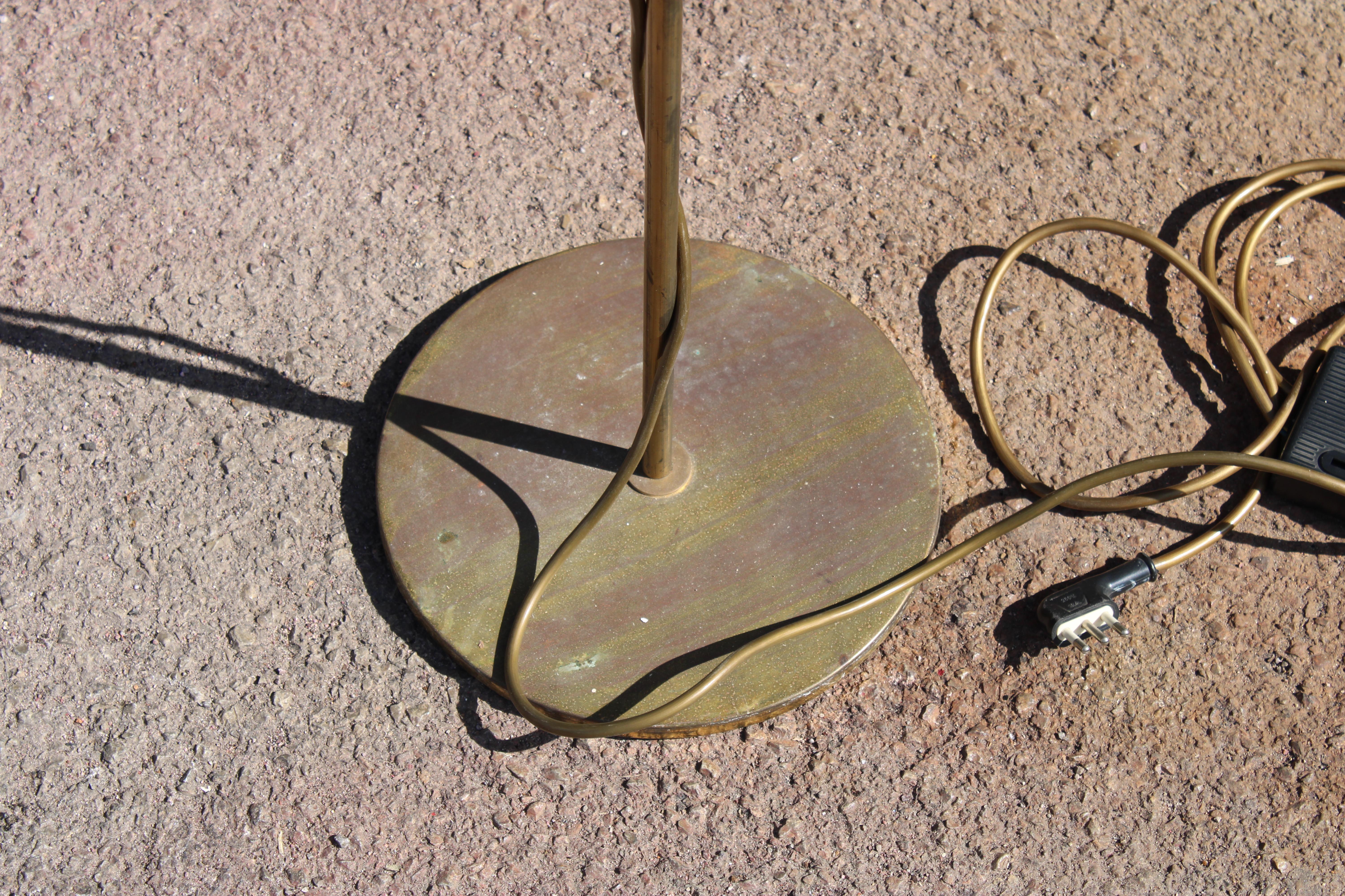 Lampadaire minimal et rationnel en laiton massif 1970 Italie en vente 4
