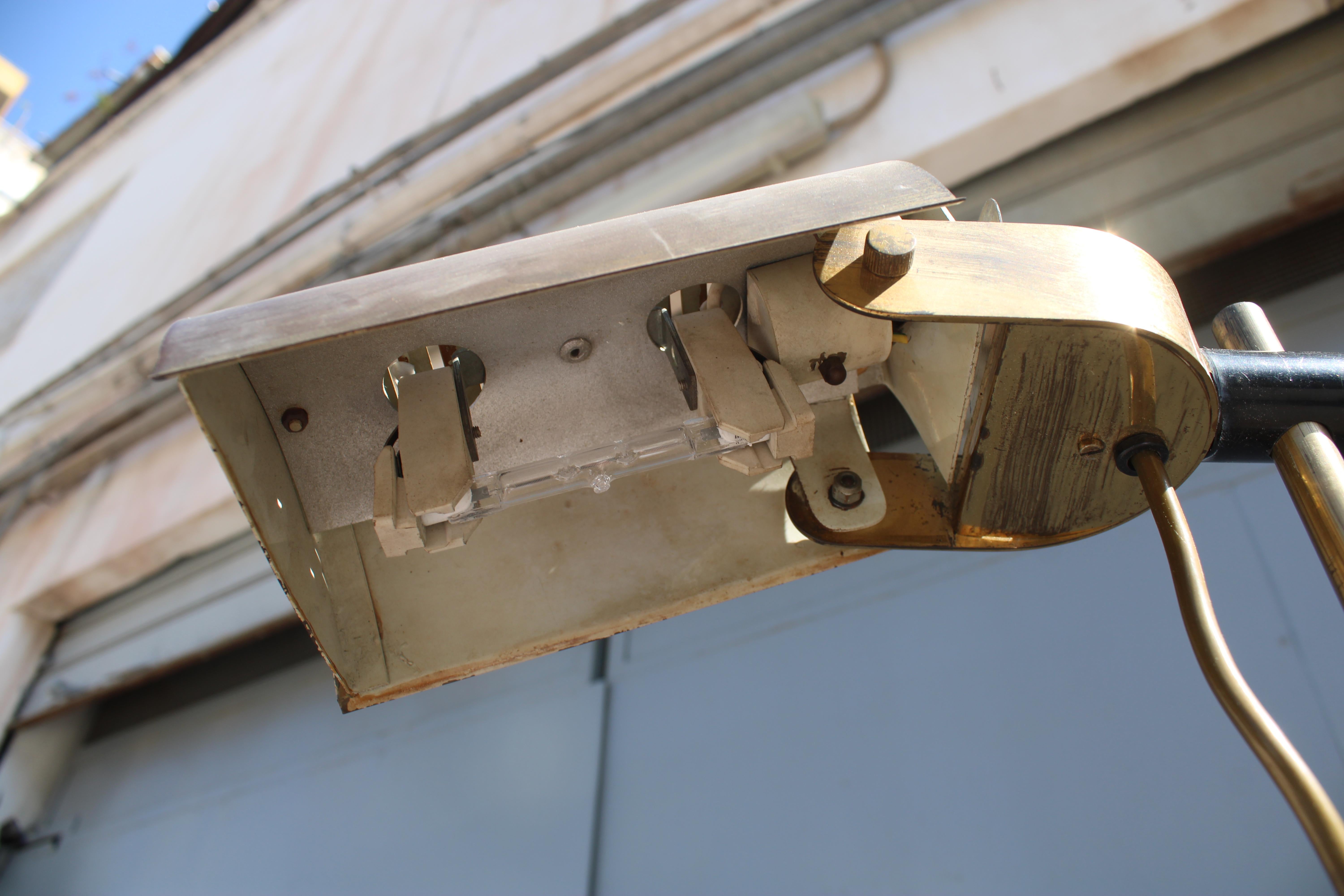Lampadaire minimal et rationnel en laiton massif 1970 Italie en vente 5