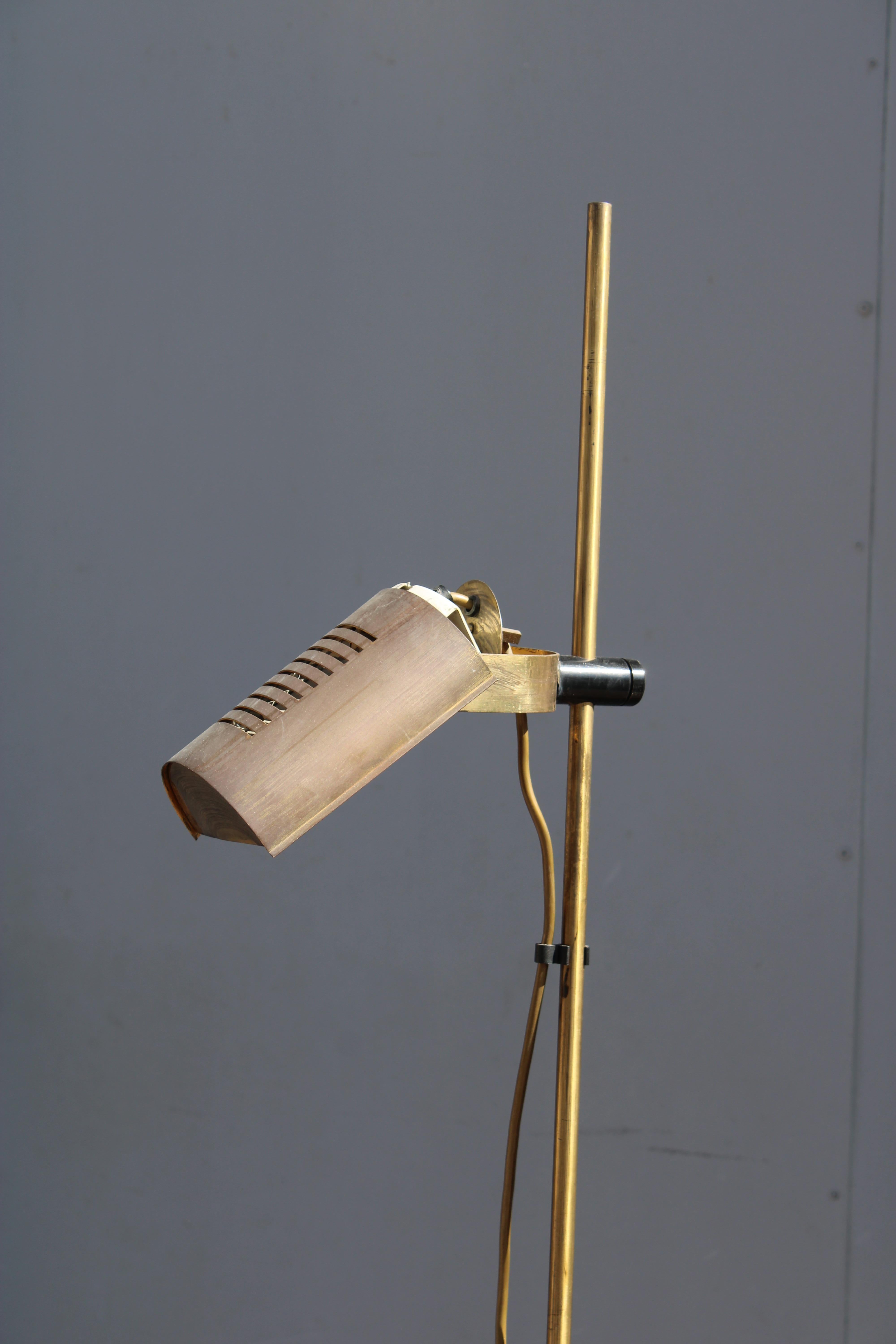 Minimaliste Lampadaire minimal et rationnel en laiton massif 1970 Italie en vente