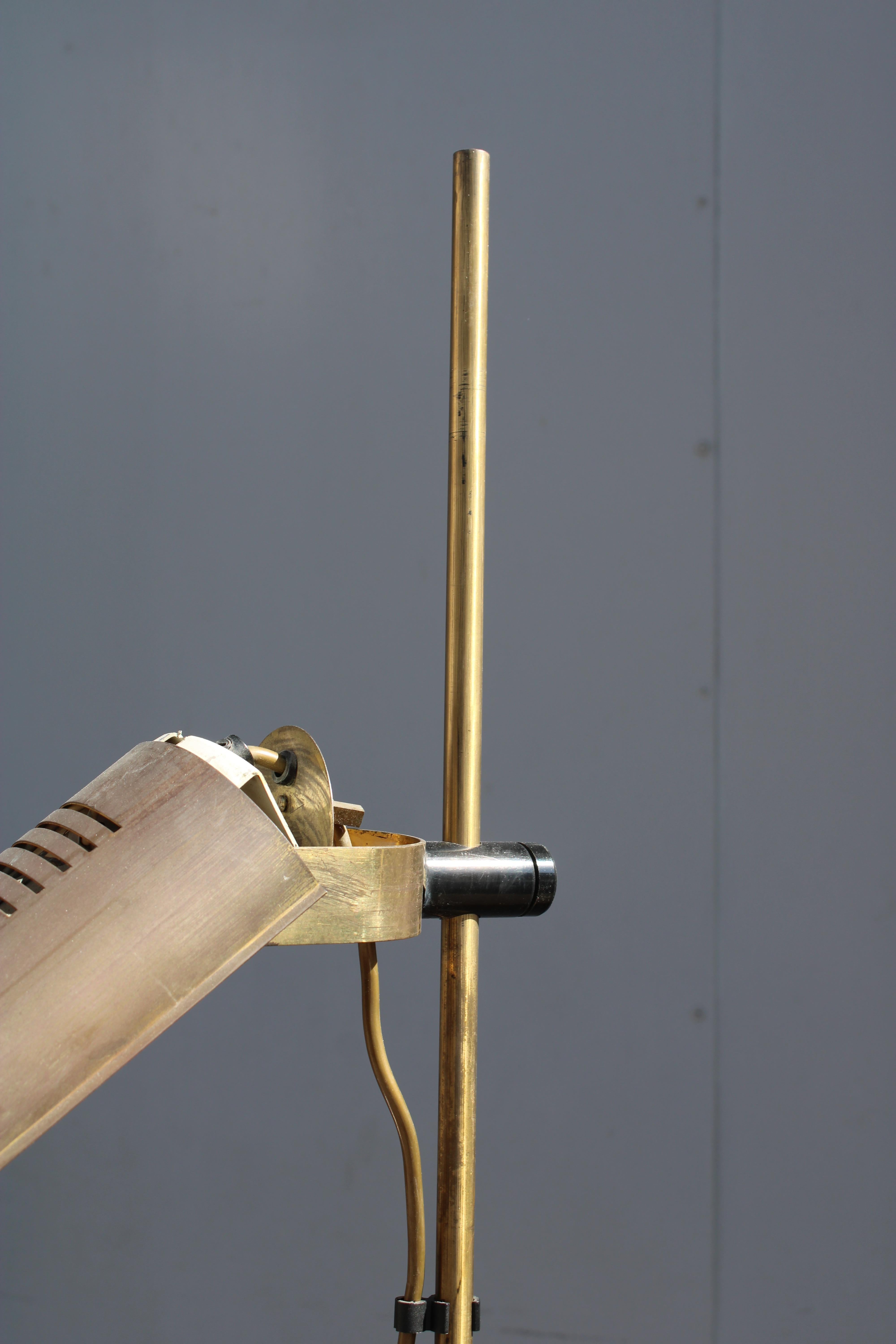 Lampadaire minimal et rationnel en laiton massif 1970 Italie Bon état - En vente à Palermo, Sicily