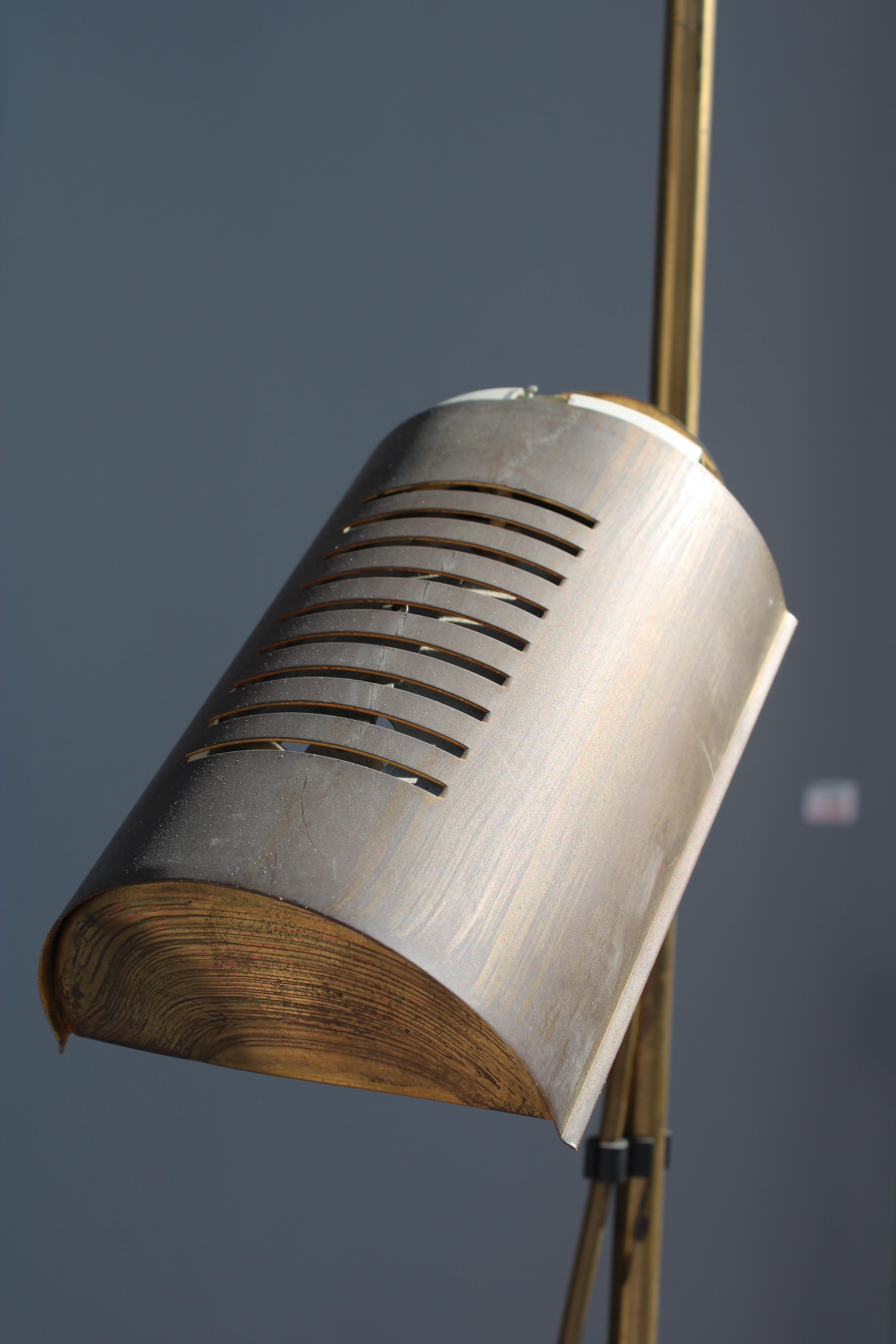 Late 20th Century Lampadaire minimal et rationnel en laiton massif 1970 Italie en vente