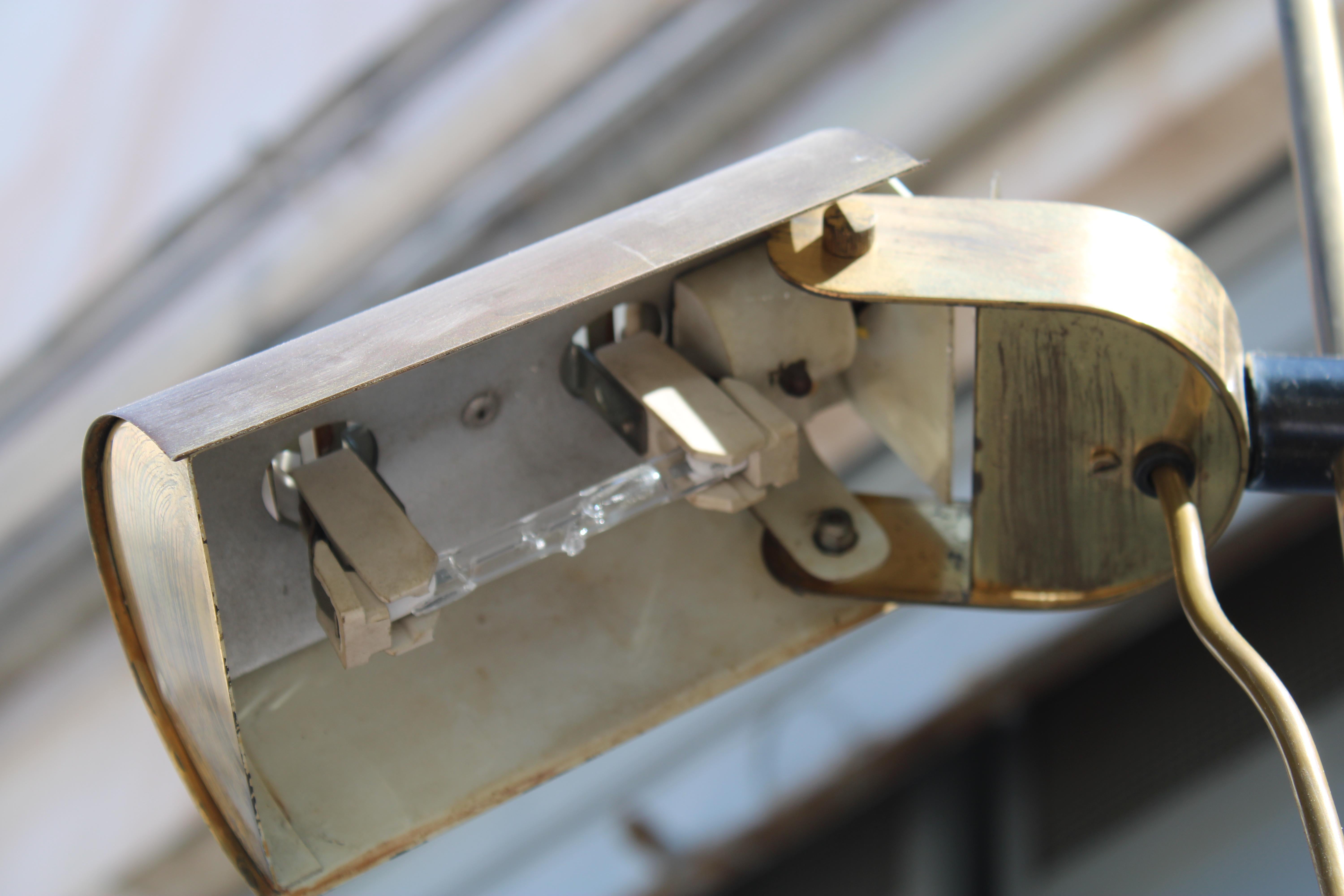 Laiton Lampadaire minimal et rationnel en laiton massif 1970 Italie en vente