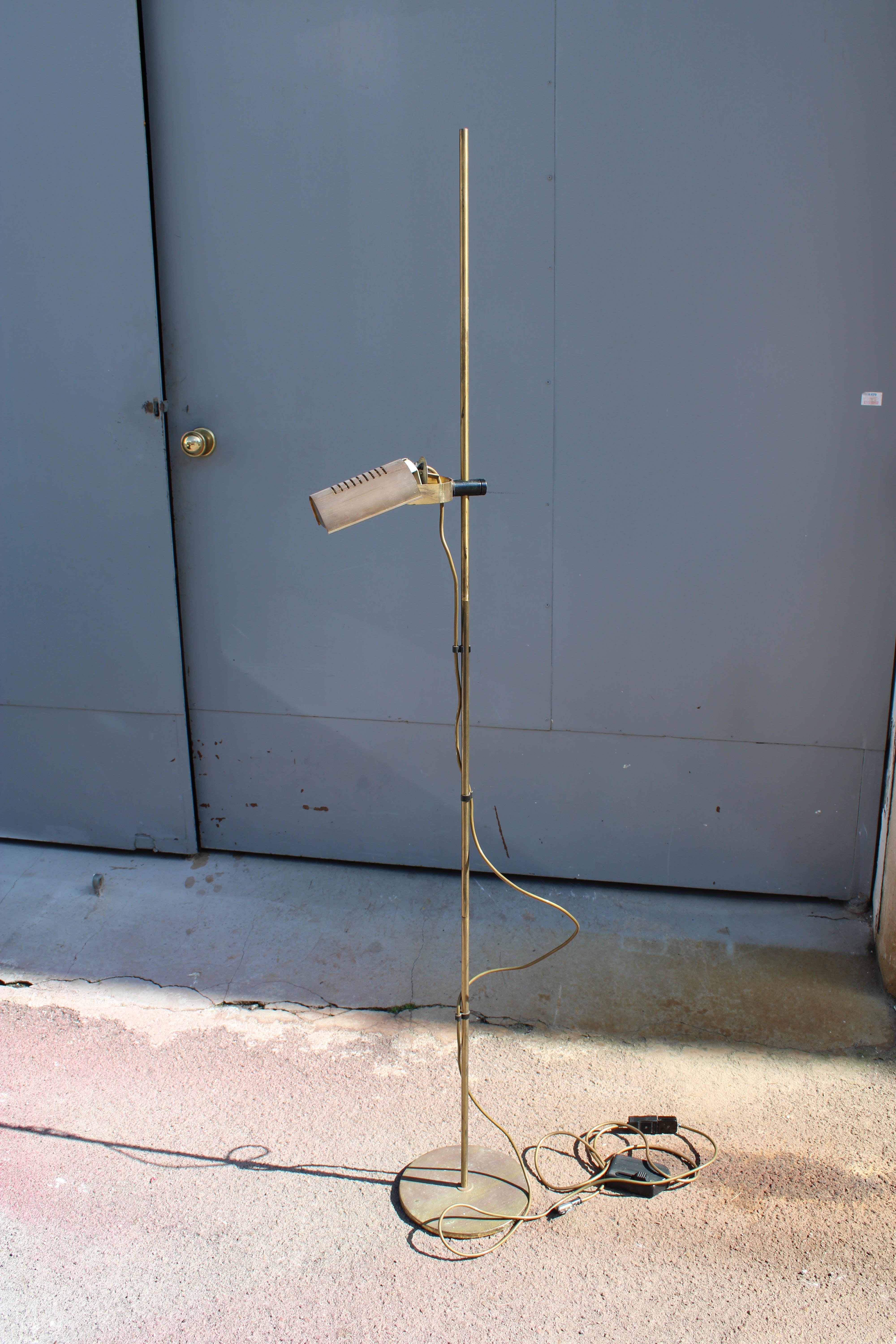 Lampadaire minimal et rationnel en laiton massif 1970 Italie en vente 1