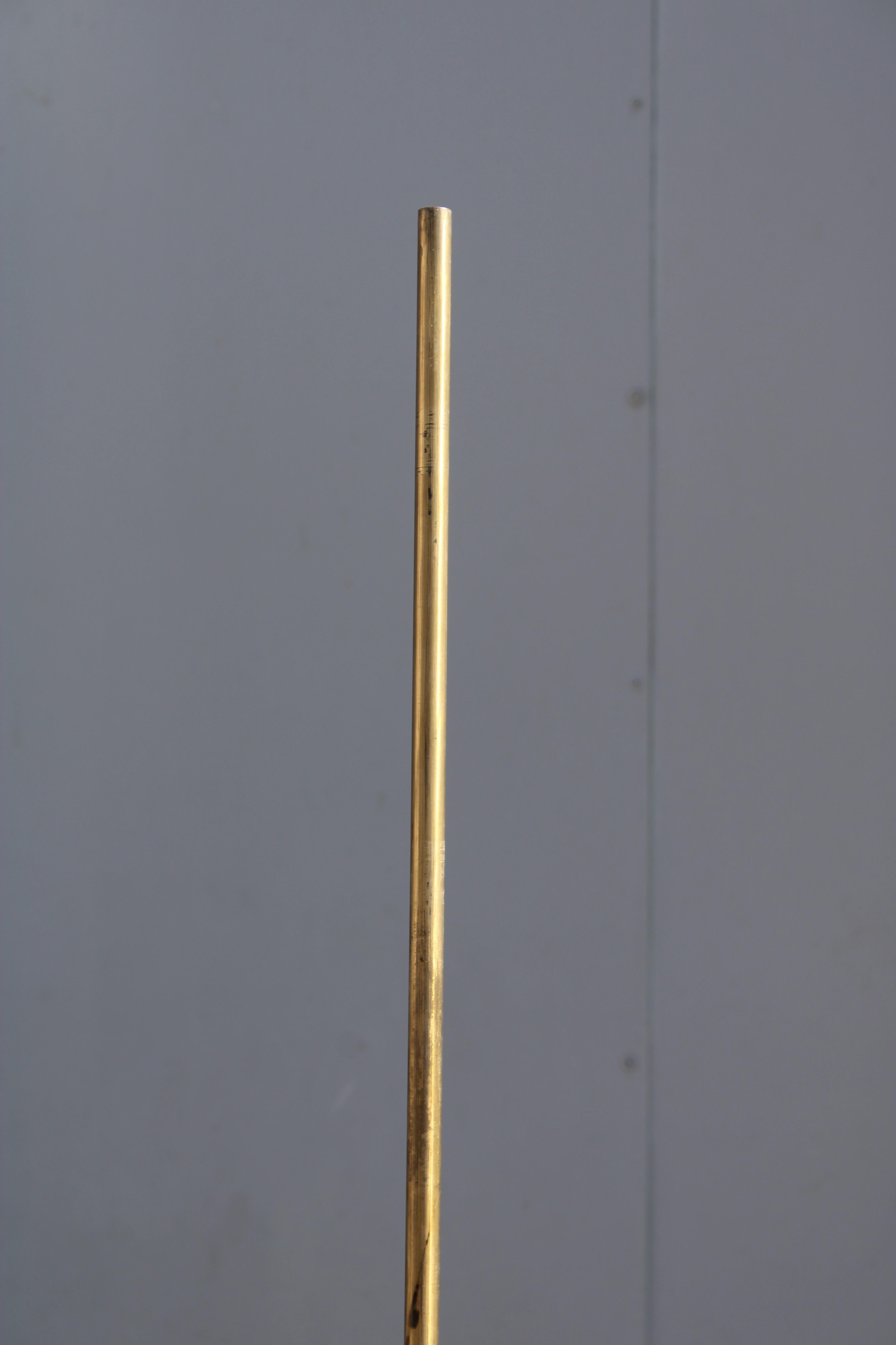 Lampadaire minimal et rationnel en laiton massif 1970 Italie en vente 2