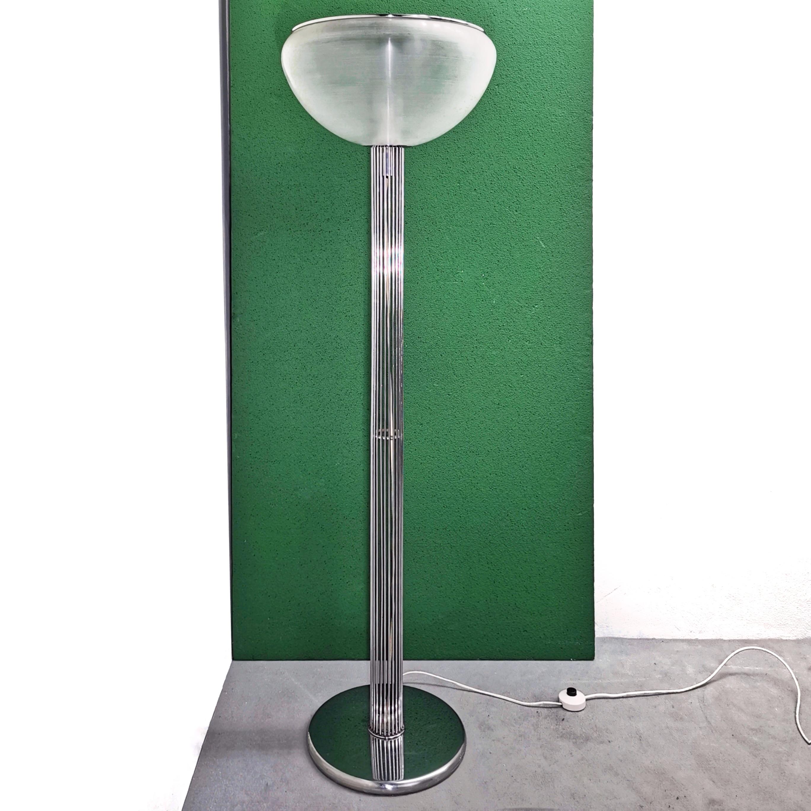Stehleuchte Moana, entworfen in den 1970er Jahren von Luigi Massoni für Guzzini. Verchromte Stange und matt gebürsteter Acryl-Lampenschirm mit verchromter Abdeckung. 
Guzzini Marke in der Kunststoff-Lampenschirm wie auf dem Foto sichtbar
Der Zustand