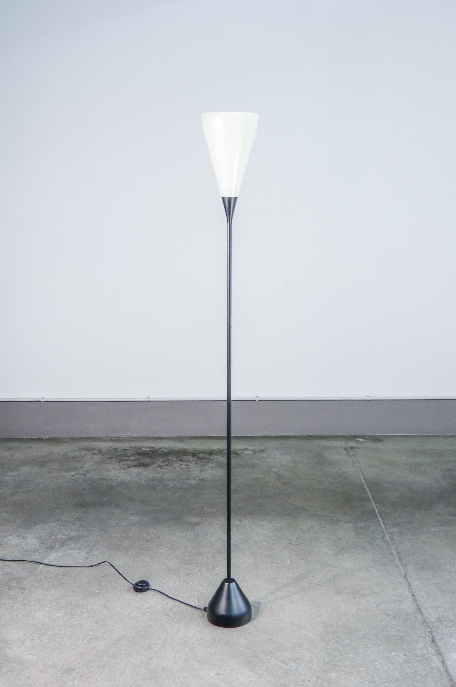 Lampada da terra
mod. 1051/M,
design Gino SARFATTI
per ARTELUCE.

ORIGINE
Italia

PERIODO
Anni 50

DESIGNER
Gino SARFATTI (1912–1985) è stato uno dei più influenti designer italiani del XX secolo, noto soprattutto per il suo contributo