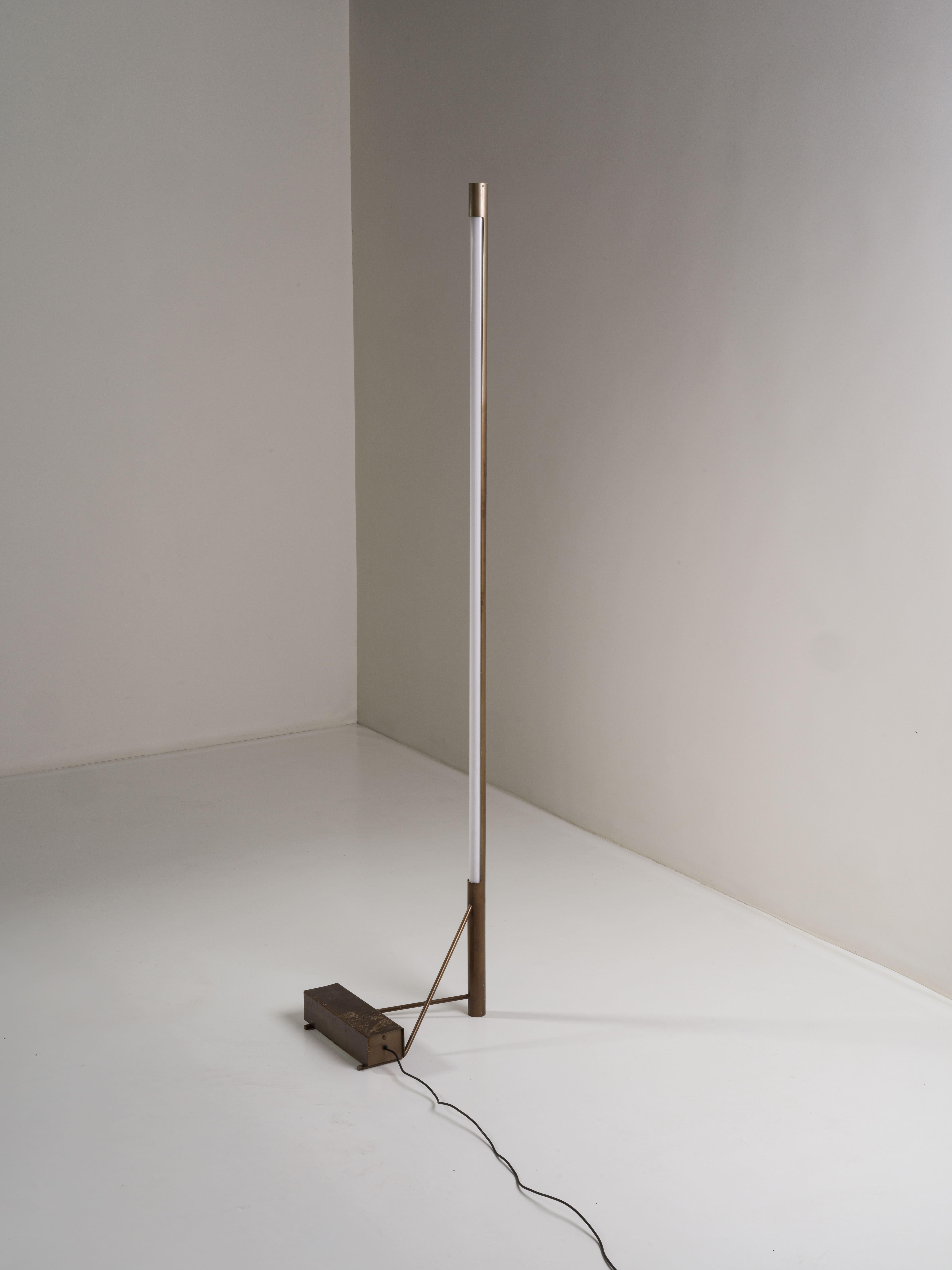 Mid-Century Modern Floor lamp mod 1063 by Gino Sarfatti for Arteluce, Italy 50's For Sale
