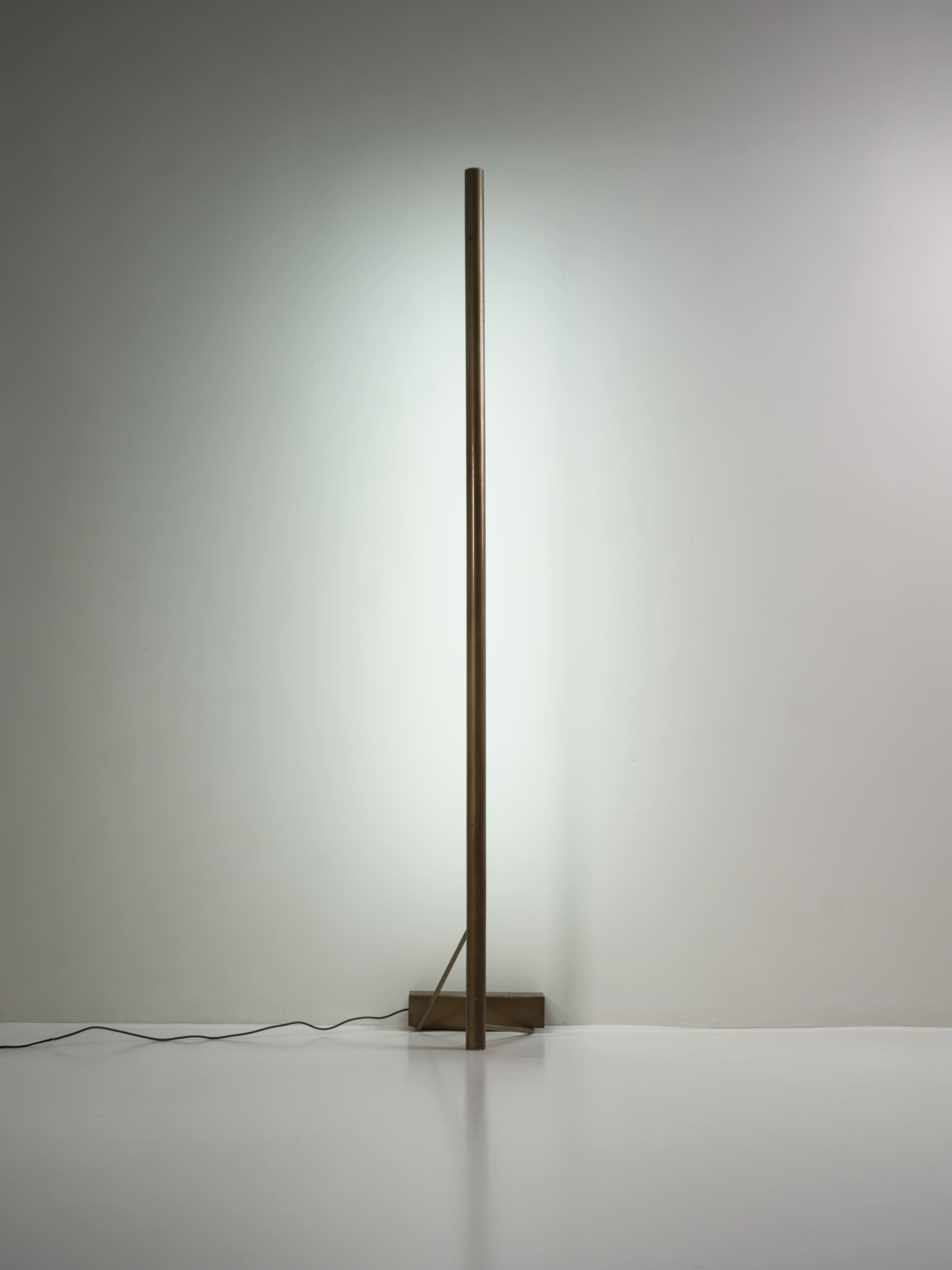 Varnished Floor lamp mod 1063 by Gino Sarfatti for Arteluce, Italy 50's For Sale