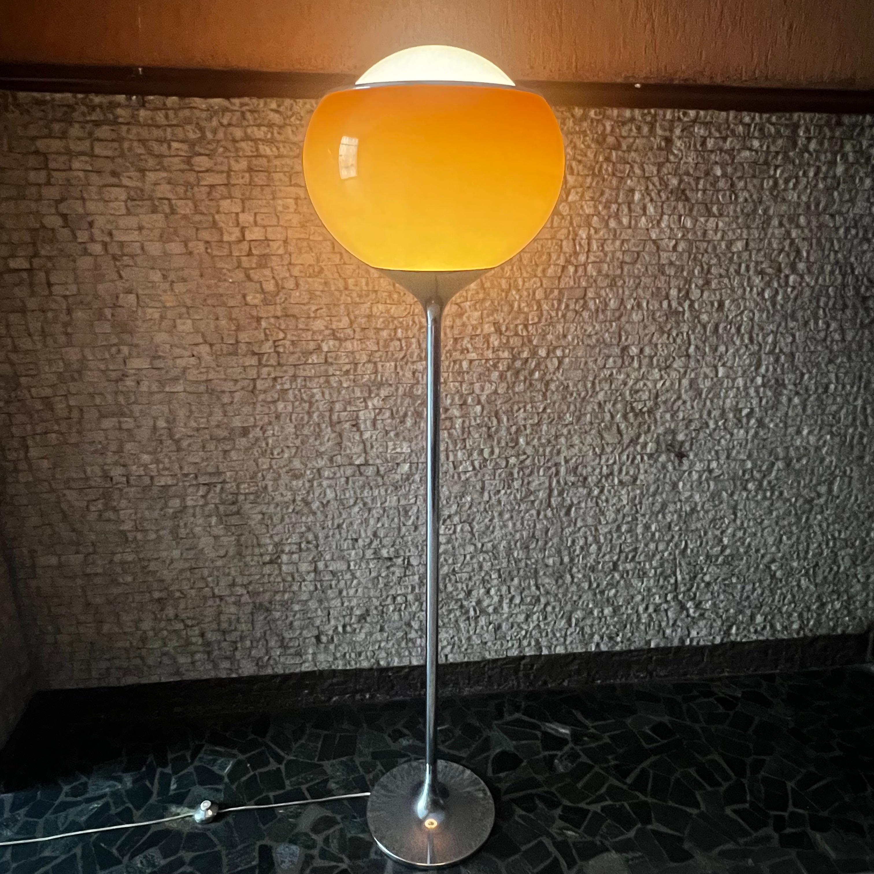 The Clan floor lamp is a tribute to the products that remain remarkably modern that emerged during the most brilliant season of Italian design. During this prosperous period, the use of lightweight and versatile plastic in industry combined with the
