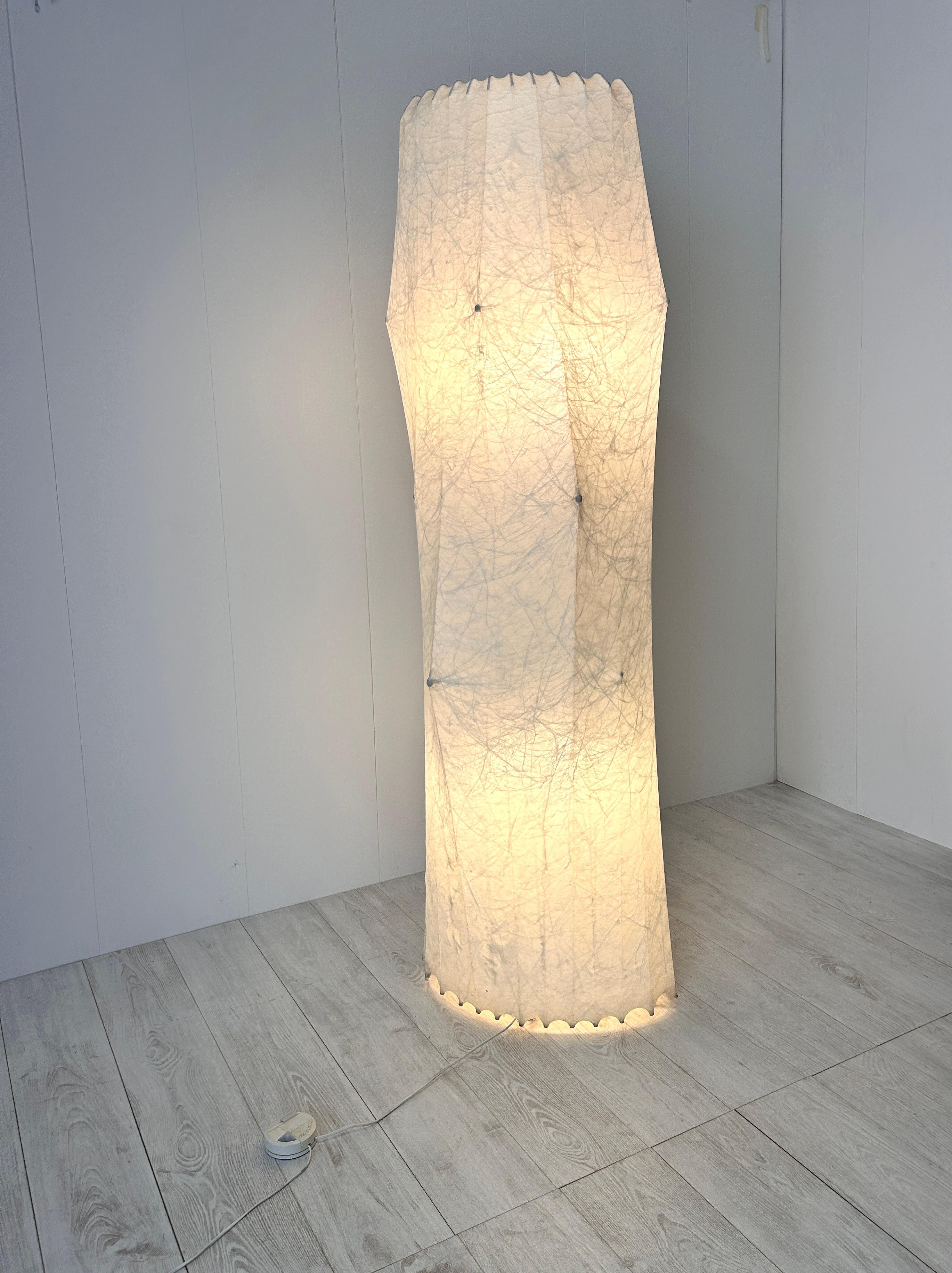 Bellissima lampada da terra mod. Fantasma nella versione XL, ideata da Tobia Scarpa e prodotta da Flos da 1961

Ottime condizioni generali, bellina in un ambiente moderno 