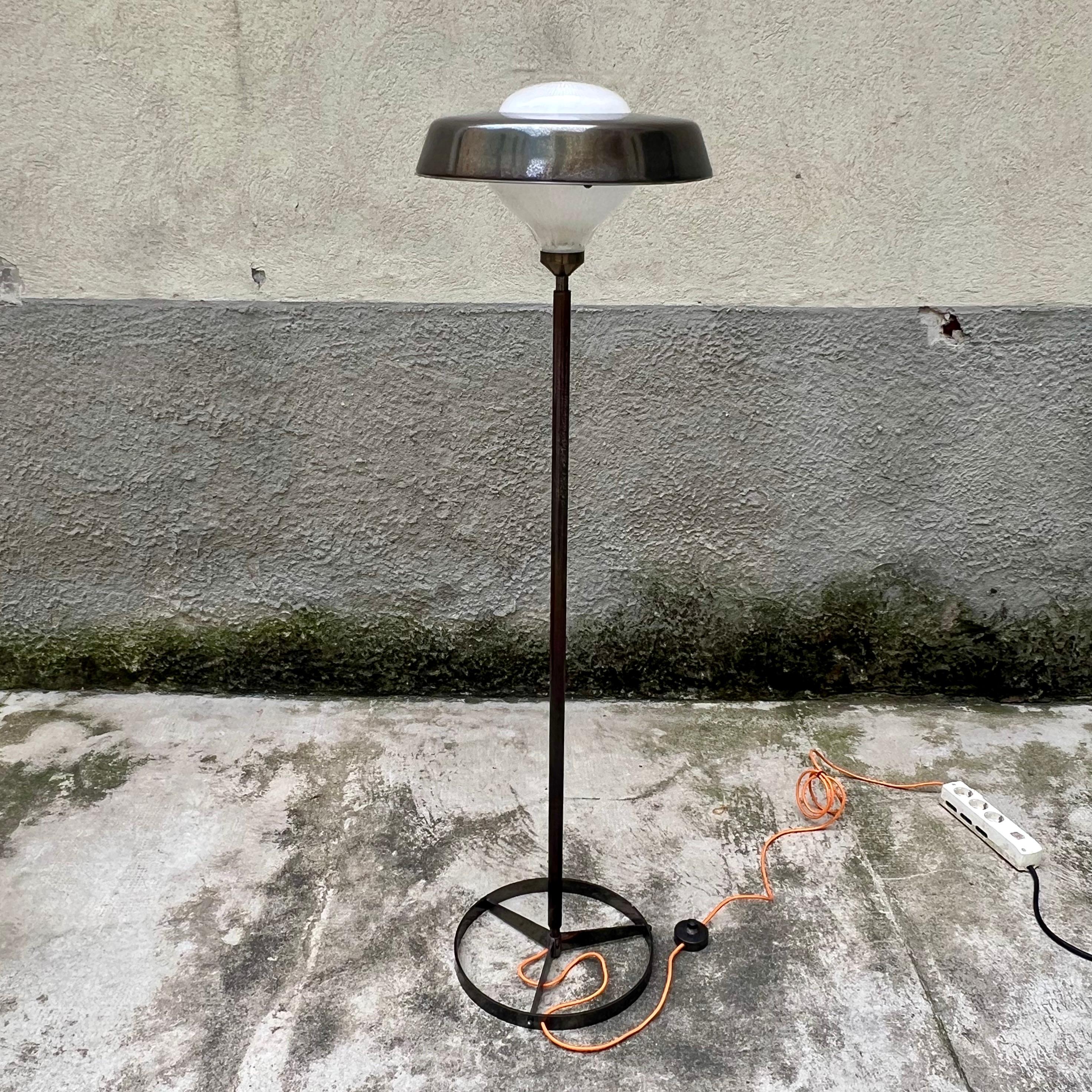 The Talia lamp, designed by Studio BBPR for Artemide in the 1960s, is an icon of Italian design that combines elegance and functionality. Featuring clean lines and a minimalist aesthetic, it is designed to blend seamlessly into any setting, whether